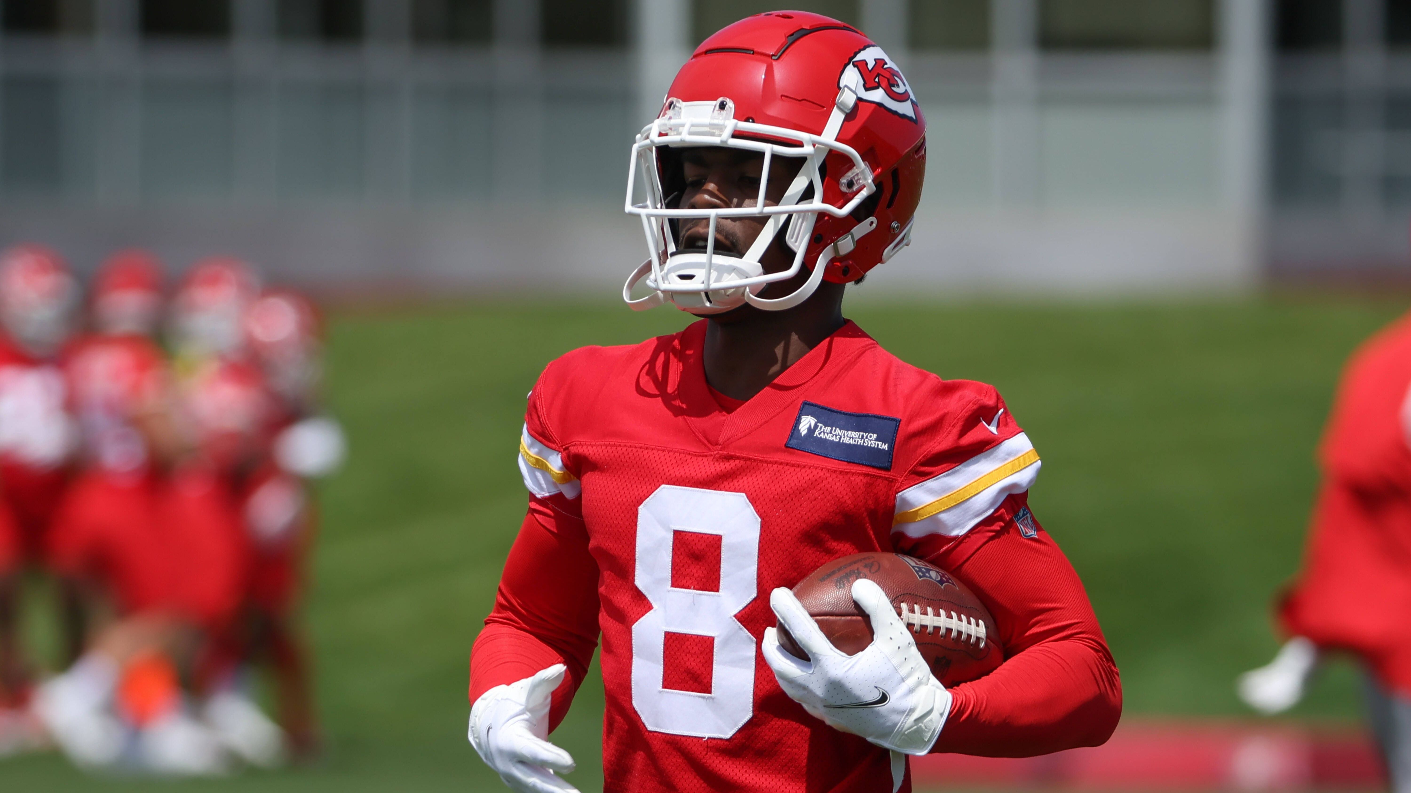 <strong>Justyn Ross (Wide Receiver, Kansas City Chiefs)</strong><br>Ross gehörte in seinen ersten beiden Spielzeiten bei den Clemson Tigers zu den besten Receivern im College Football. Mehrere Verletzungen blockierten dann jedoch seine Karriere, sodass er 2022 nur als Undraftet Free Agent in die NFL kam. Seine Rookie-Saison verbrachte Ross auf der Injured-Reserve-Liste, nun beeindruckte er im Trainingslager bereits mit einigen sehenswerten Catches und wurde auch von Superstar-Quarterback Patrick Mahomes gepriesen.&nbsp;