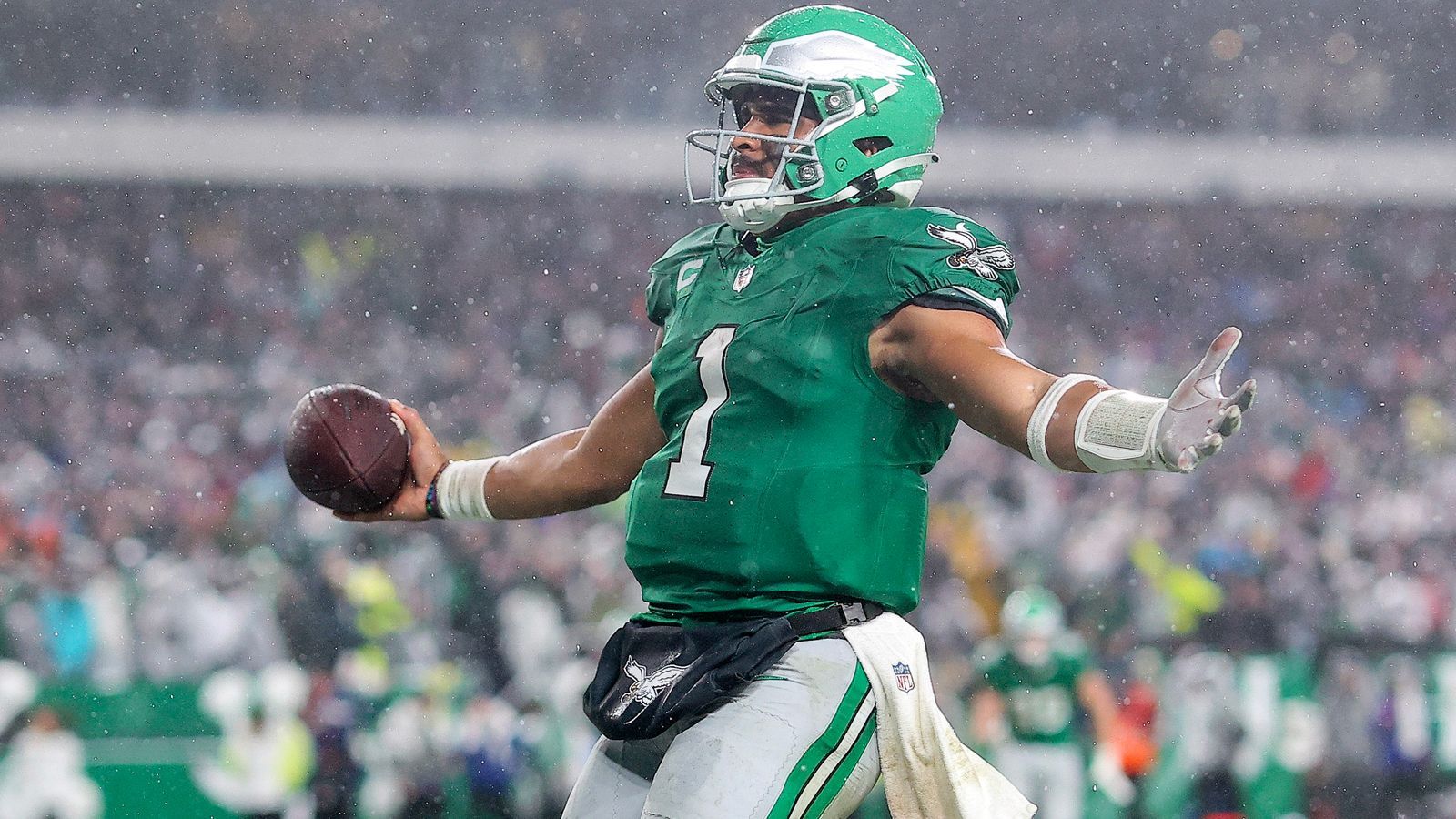 <strong>Gewinner: Jalen Hurts (Philadelphia Eagles)</strong><br>Was für ein Spiel. 37:34 schlagen die Philadelphia Eagles die Buffalo Bills nach Overtime, und die Performance von Jalen Hurts war dabei maßgeblich. Fünf Touchdowns, drei durch die Luft und zwei selbst erlaufen - und das bei widrigen Bedingungen. Für viele ist Hurts damit wieder im MVP-Rennen dabei.