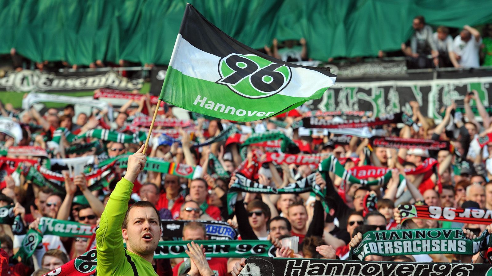 
                <strong>Platz 30: Hannover 96</strong><br>
                HDI-Arena, HannoverZuschauerschnitt: 41.966
              