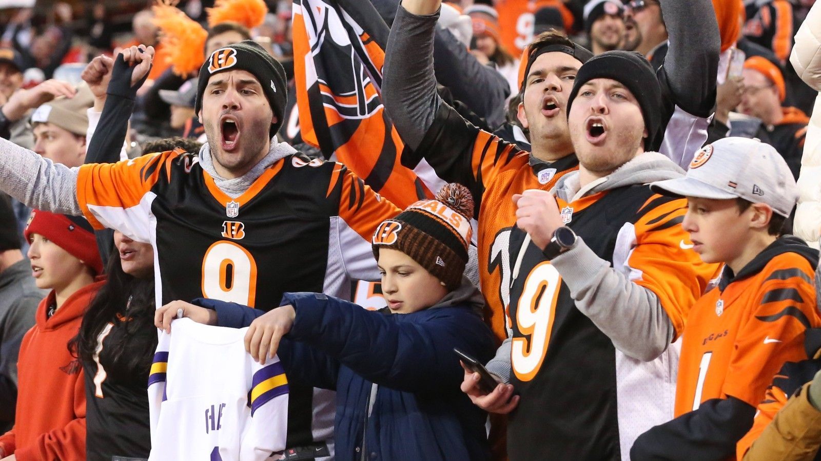 
                <strong>Keine Schule in Cincinnati nach dem Super Bowl</strong><br>
                Gute Nachricht für alle Schüler in Cincinnati: Angesichts der ersten Super-Bowl-Teilnahme der Bengals seit 1988 hat die Stadt kurzerhand die Schließung aller öffentlichen Schulen am 14. Februar beschlossen, "um den, so glauben wir, ersten Super-Bowl-Sieg in der Geschichte unserer Stadt zu feiern", schrieb der Schulverband auf seiner Twitter-Seite.
              