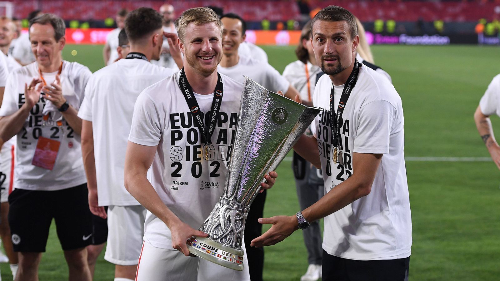 
                <strong>Eintracht Frankfurt: 16 Österreicher verpflichtet</strong><br>
                Martin Hinteregger (li.), Stefan Ilsanker (re.), Lukas Fahrnberger, Matteo Bignetti, Heinz Lindner, Erwin Hoffer, Ümit Korkmaz, Markus Weissenberger, Stefan Lexa, Gerd Wimmer, Christoph Westerthaler, Bruno Pezzey, Thomas Parits, Hans-Georg Tutschek, Wilhelm Huberts, Ernst Künz
              