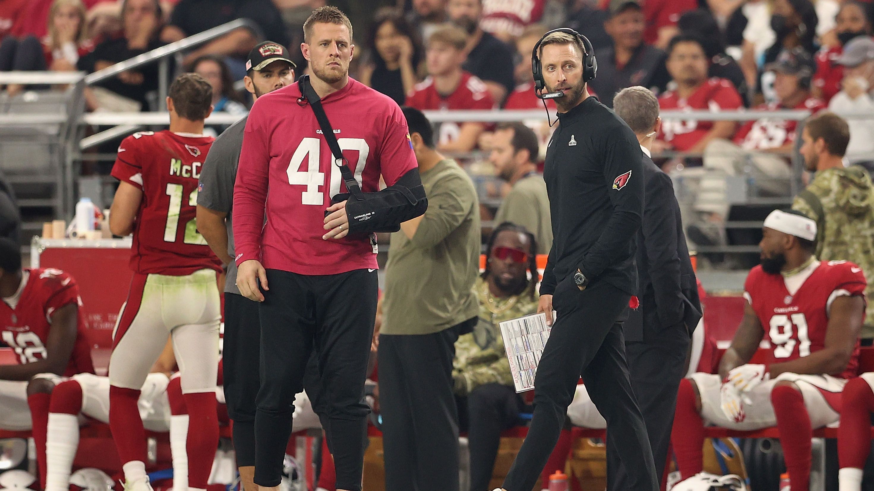 
                <strong>NFC West: Arizona Cardinals (9-2) - Die Schwächen</strong><br>
                Im vergangenen Jahr starteten die Cardinals ähnlich gut in die Saison, im Dezember ging dem jungen Team dann allerdings die Luft aus. Aktuell deutet nichts auf eine Wiederholung hin, dennoch ist die Mannschaft noch relativ unerfahren, vor allem nach dem verletzungsbedingten Ausfall von JJ Watt (li.). Head Coach Kliff Kingsbury (re.) und Murray mussten sich bisher nicht in Do-or-Die-Situationen beweisen, gerade in der Postseason stehen solche Szenarien auf der Tagesordnung. Die Qualität, um einen tiefen Vorstoß im Januar zu starten, haben sie dennoch allemal. -Prognose: In einer starken NFC West behaupten sich die Cardinals bisher bestens. Mit den Los Angeles Rams, den Dallas Cowboys und den Indianapolis Colts warten allerdings noch drei starke Gegner auf Murray und Co. Anders als im vergangenen Jahr wird den Playoffs allerdings nichts im Wege stehen.  
              
