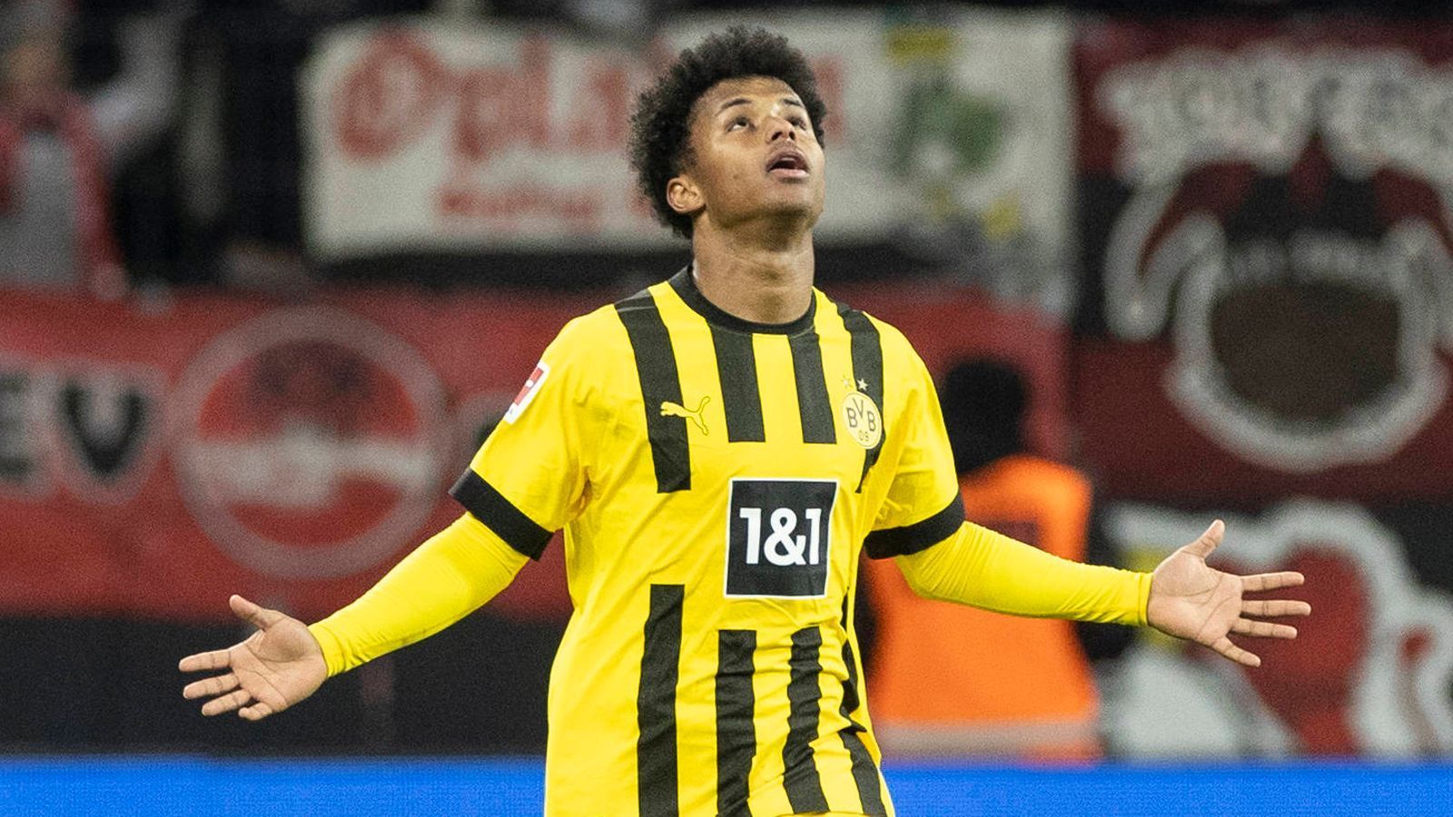 
                <strong>Gewinner: Karim Adeyemi (Borussia Dortmund)</strong><br>
                Die Erleichterung war Karim Adeyemi deutlich anzusehen. Endlich das erste Tor für Borussia Dortmund. Und dann auch noch das wichtige 1:0, der Dosenöffner beim 2:0-Sieg im Derby bei Bayer Leverkusen. "Jetzt bin ich sehr erlöst. Ich war froh, dass wir in Führung gegangen sind und ich mein erstes Tor erzielt habe. Es war sehr wichtig, dass die Mannschaft an mich geglaubt hat, der Trainer ebenso", sagte Adeyemi. Für den BVB war es der dritte Sieg in Serie, ein Ausrufezeichen und die Rückkehr in die Spitzengruppe. Und für den Stürmer, so hofft er, nur der Anfang. "Hoffentlich ist jetzt ein Knoten geplatzt", sagte Adeyemi.
              