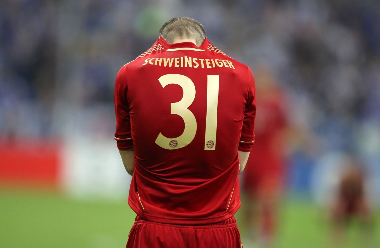 Der FC Bayern erlitt eine seiner schlimmsten Niederlagen im
Champions-League-Finale 2012 "dahoam" gegen den FC Chelsea. Bastian Schweinsteiger scheiterte mit seinem Versuch vom Elfmeterpunkt.
