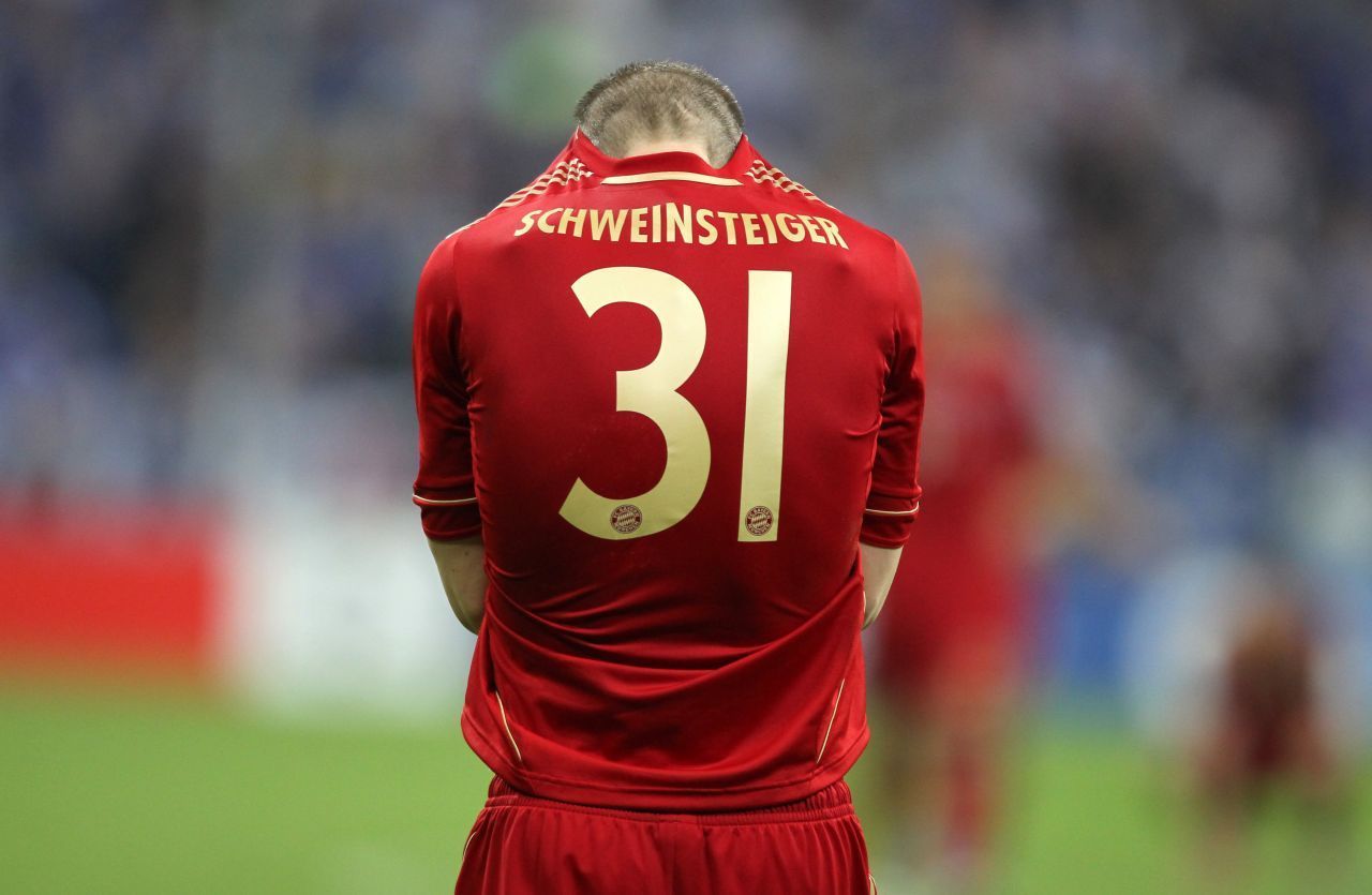 Der FC Bayern erlitt eine seiner schlimmsten Niederlagen im
Champions-League-Finale 2012 "dahoam" gegen den FC Chelsea. Bastian Schweinsteiger scheiterte mit seinem Versuch vom Elfmeterpunkt.