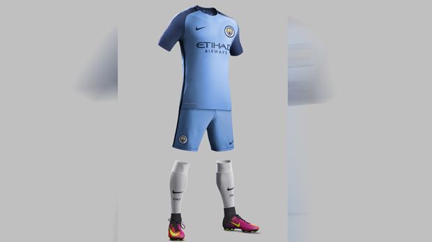 
                <strong>Manchester City Heimtrikot</strong><br>
                Bei Heimspielen wird Manchester City in Trikots auflaufen, die eine Verbindung aus erstklassiger Innovation und traditionellem Design sind. Im Kragen wird das Wort "City" zu sehen sein, sowie "Est. 1894" an den Ärmeln.
              