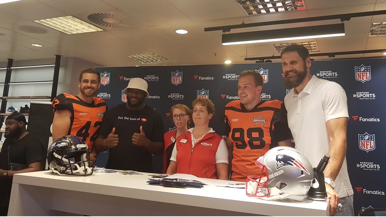 
                <strong>Deutsche NFL-Stars zur Autogramm-Stunde in München</strong><br>
                Nach über zwei Stunden sind alle Fans bedient. Die Jungs in den Football-Trikots auf der Bühne sind übrigens Ex-Teamkollegen von Ezeala von den München Rangers. Einige Spieler, die dort mit dem Footballspielen begonnen haben, haben den Sprung an ein US-College geschafft. "Wir glauben, dass Chris es in der NFL packen kann. Er ist ein Riesen-Athlet und super ehrgeizig", sagen sie.
              