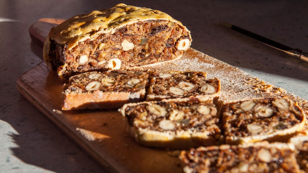 Dieses vegane Früchtebrot kannst du in Rekordtempo selber backen - perfekt für den Adventskaffee mit deinen Liebsten!