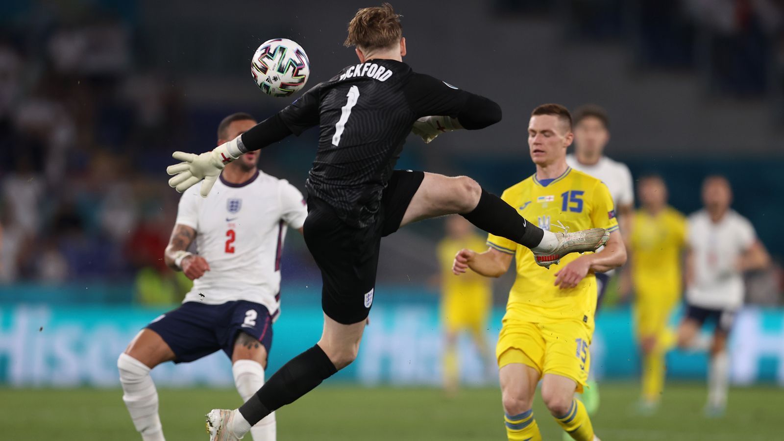 
                <strong>Jordan Pickford (England)</strong><br>
                England war nie eine Torhüternation. Also keine im eigentlichen Sinne. Denn die Torhüter der "Three Lions" waren - egal ob David James, David Seaman, Paul Robinson oder Joe Hart – eher für ihre immer wiederkehrenden Schnitzer als für große Leistungen bei Turnieren bekannt. Jordan Pickford schickt sich nun an, dieses Narrativ zu ändern.
              