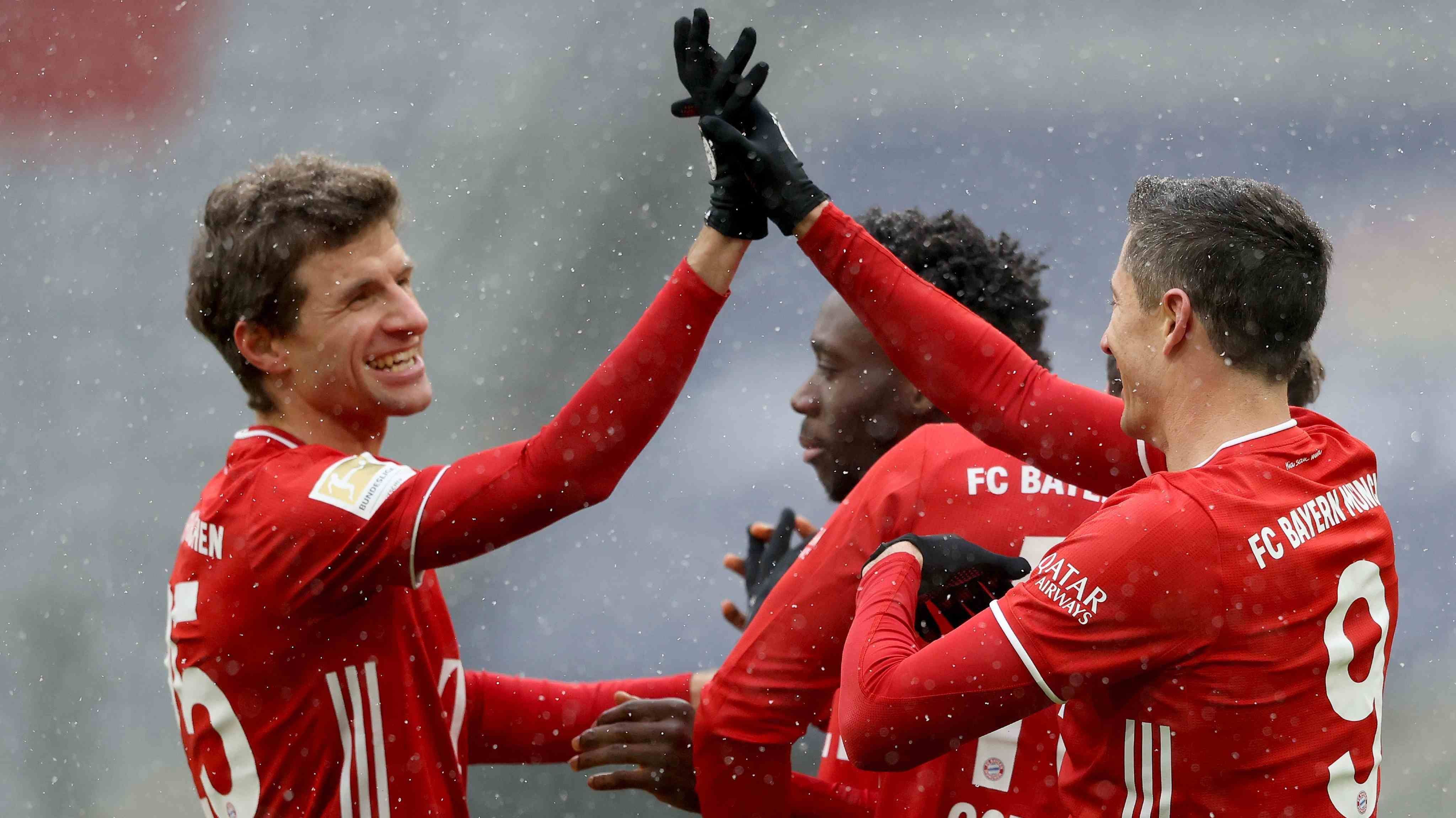 
                <strong>Bayern enteilt trotz Krise den Verfolgern</strong><br>
                Mit dem hart erkämpften 2:1-Sieg über den SC Freiburg setzten sich die Münchner wieder auf vier Punkte von den Zweitplatzierten aus Leipzig ab. Auf den BVB, die punktgleich mit Bayer Leverkusen auf dem 4. Platz stehen, haben die Bayern bereits sieben Punkte Vorsprung. Während auf die Bayern zudem mit dem FC Augsburg eine durchaus machbare Aufgabe wartet, stehen für die drei Verfolger Topspiele an. Leverkusen empfängt Dortmund und Leipzig trifft auf Union Berlin, das ein Punkt hinter Bayer und dem BVB auf dem fünften Platz steht.
              