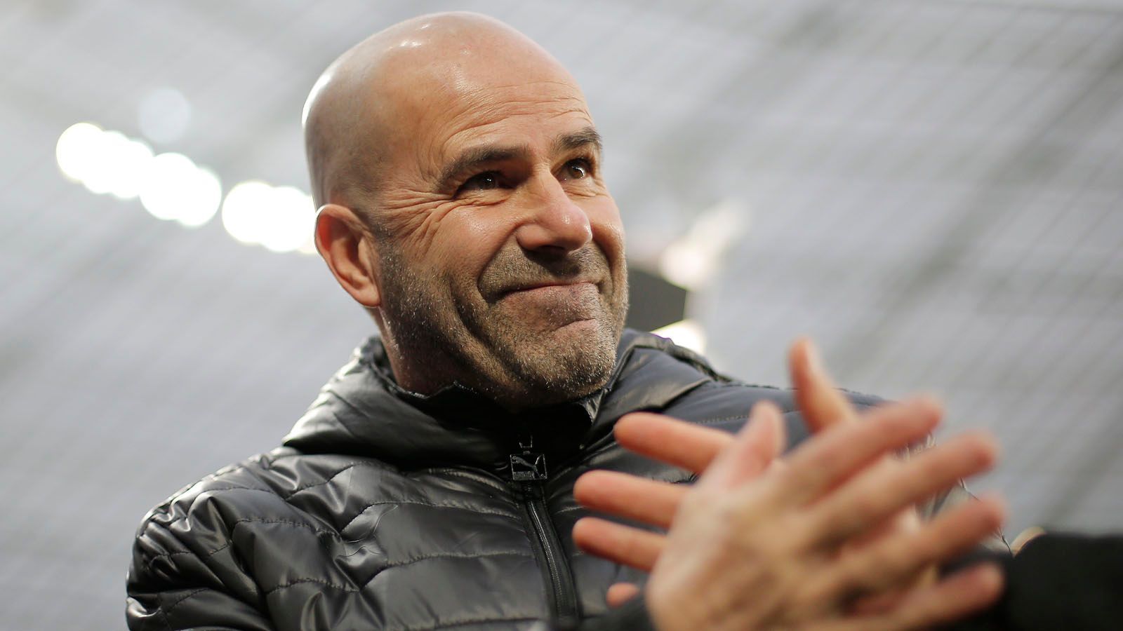 
                <strong>Bayer Leverkusen</strong><br>
                Der Trainerwechsel bei Bayer Leverkusen einen Tag vor Heiligabend sorgte für jede Menge Wirbel. Mit Peter Bosz verpflichtete die Werkself einen Coach, der auf risikoreichen Offensiv-Fußball setzt. Wie schon zu seiner Anfangszeit bei Borussia Dortmund münzt sich diese Taktik in jeder Menge Tore um - dennoch verpasst die "Werkself" die Qualifikation für Europa am Ende knapp.
              