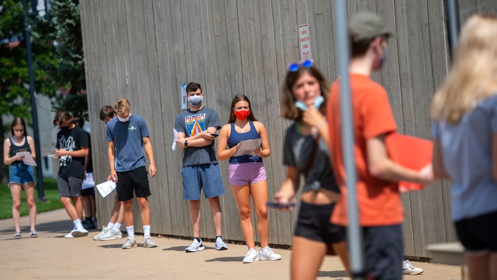 
                <strong>Universitätsalltag in Zeiten von Corona</strong><br>
                Während vielerorts die College-Football-Saison erst in den kommenden Wochen beginnt, haben viele Studenten das neue Semester bereits aufgenommen. Auf den Universitätscampus gelten strikte Corona-Vorschriften, an der University of Colorado (Bild) müssen sich Studenten erst einem Corona-Test unterziehen, bevor sie in die Einrichtungen zurückkehren können. An der Auburn University wurden nach der ersten Regelstudienwoche über 200 Studenten positiv auf das Corona-Virus getestet.
              