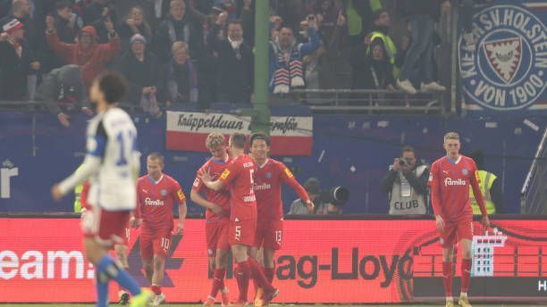 <strong>Saison 2023/24 - 30. Spieltag</strong><br>Nach nicht einmal zehn Spieltagen unter Baumgart war jedoch klar, dass der HSV auch in der kommenden Saison nicht mit der Bundesliga planen kann. Zu Hause setzte es eine 0:1-Niederlage gegen Holstein Kiel - der Abstand auf den Relegationsplatz stieg damit auf sechs Punkte an. Die letzte Chance auf einen Eingriff in das Aufstiegsrennen platzte und der HSV muss sich erneut mit dem vierten Platz zufriedengeben.