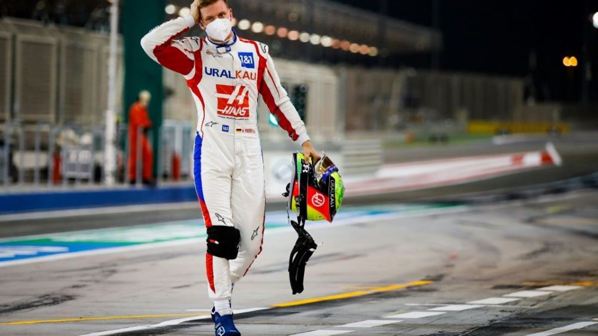 Mick Schumacher verkauft Nachbildung seines Helms