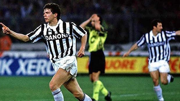 <strong>Die Europacup-Sieger seit 1990: Juventus Turin (1992/1993)</strong><br>
                Andreas Möller (l.) und Jürgen Kohler standen 1993 in der Juventus-Startelf, als die "Alte Dame" sich in den Finalbegegnungen mit 3:1 und 3:0 gegen Borussia Dortmund durchsetzte. Möller traf im Rückspiel zum Endstand. Kurios: Sowohl Möller als auch Kohler wechselten später zum BVB.
