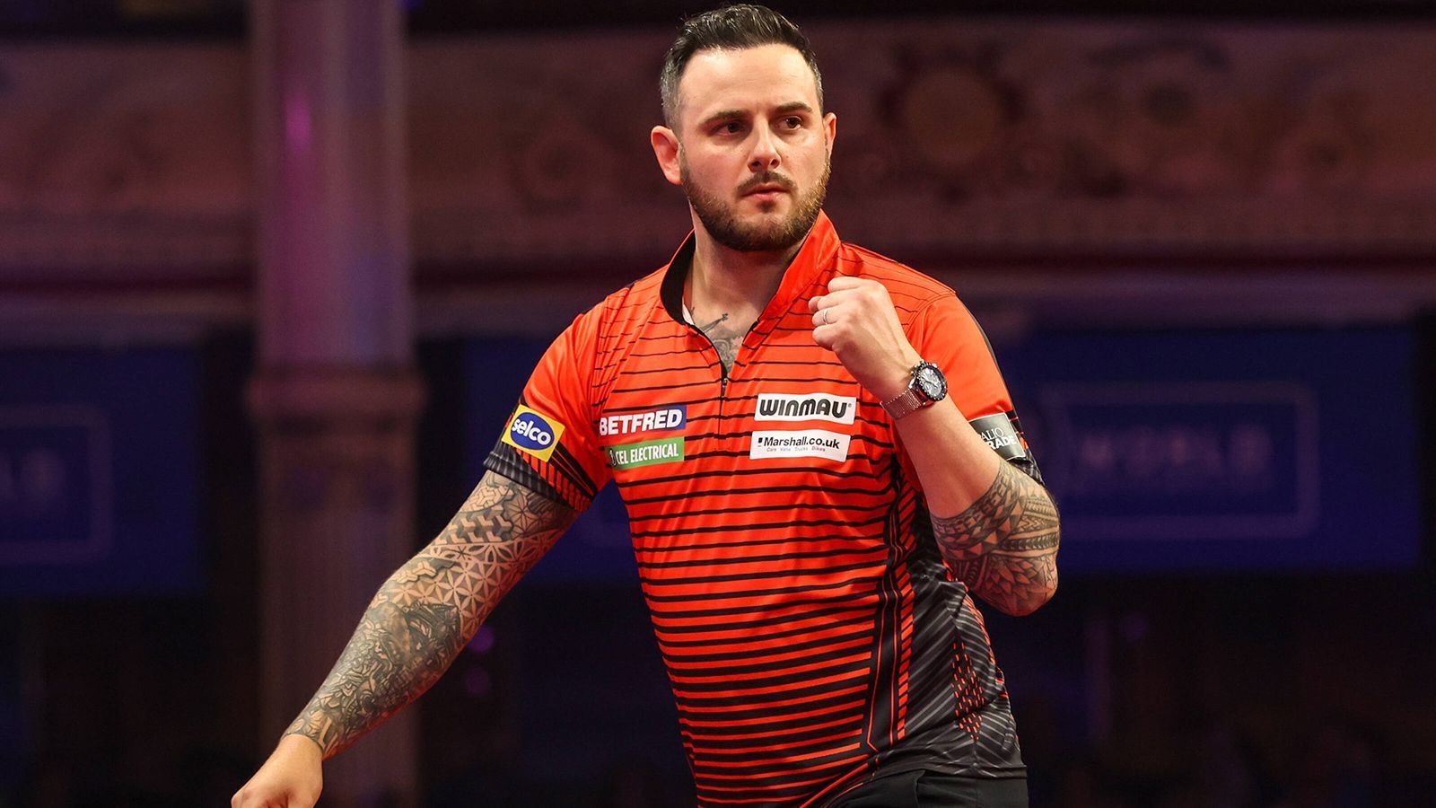 
                <strong>Joe Cullen</strong><br>
                Mit seinem Gewinn beim Masters 2022 qualifizierte sich Joe Cullen für die Premier League. In seiner Debütsaison erreichte er prompt das Finale, verlor dort aber knapp gegen Michael van Gerwen. Diesen Höhenflug konnte "The Rockstar" allerdings nicht konservieren. Trotzdem sollte der Engländer nicht gänzlich vergessen werden, wenn von den Favoriten auf den Titel geredet wird. Der 33-Jährige hat bereits gezeigt, dass er "aus dem Nichts" Turniere gewinnen kann. Warum nicht auch die Weltmeisterschaft?
              