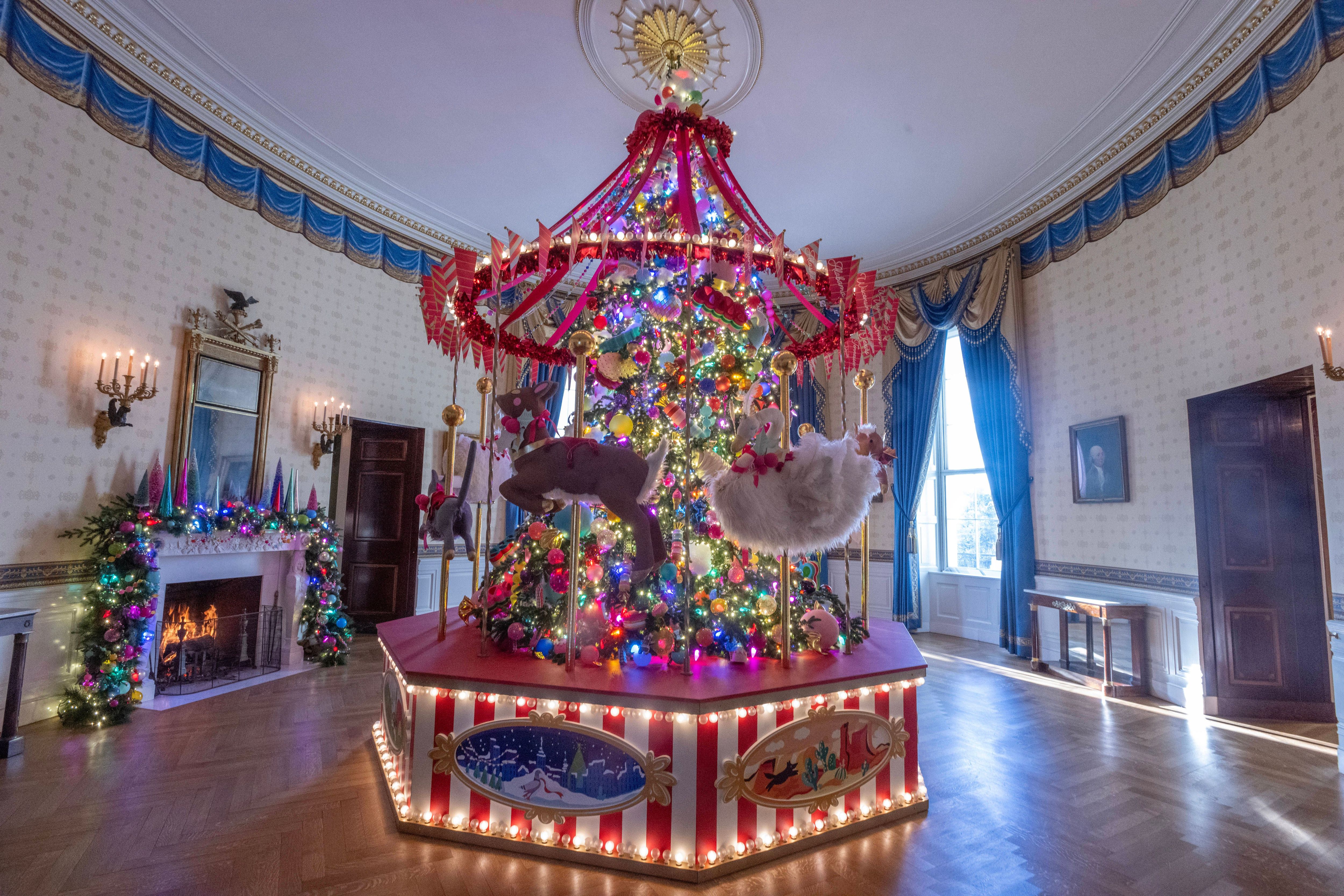 2024 gibt es ein Karussell um den Weihnachtsbaum im Blue Office.