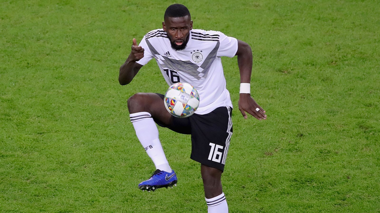 
                <strong>Antonio Rüdiger</strong><br>
                Gewinnt nur 22 Prozent seiner Zweikämpfe, was erst am Ende auffällt. Bannt sonst häufig die Gefahr durch sein Stellungsspiel. ran-Note: 4
              