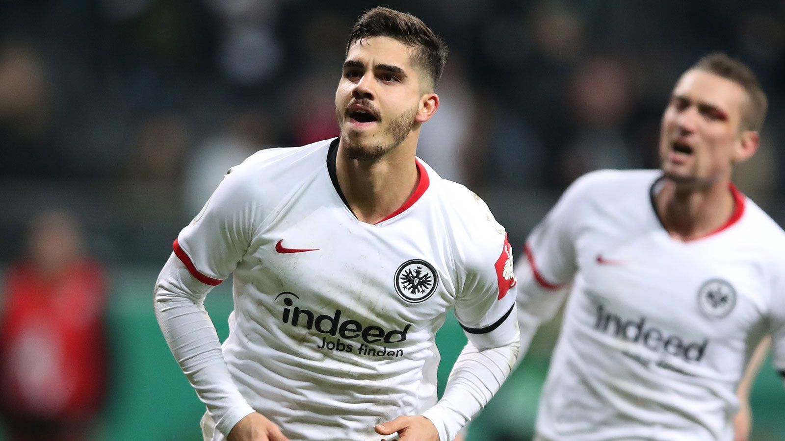 
                <strong>Eintracht Frankfurt</strong><br>
                Andre Silva (AC Mailand/bis 2021): Der Portugiese kam im Gegenzug für Ante Rebic für zwei Jahre von den "Rossoneri". Eine Kaufoption besitzen die Hessen nicht, dennoch wird bereits fleißig über einen längeren Aufenthalt des Torjägers in der Mainmetropole spekuliert. Bis eine Entscheidung gefällt werden muss, hat Frankfurts Sport-Vorstand Fredi Bobic aber noch viel Zeit. Und die wird er sich wohl auch nehmen.
              