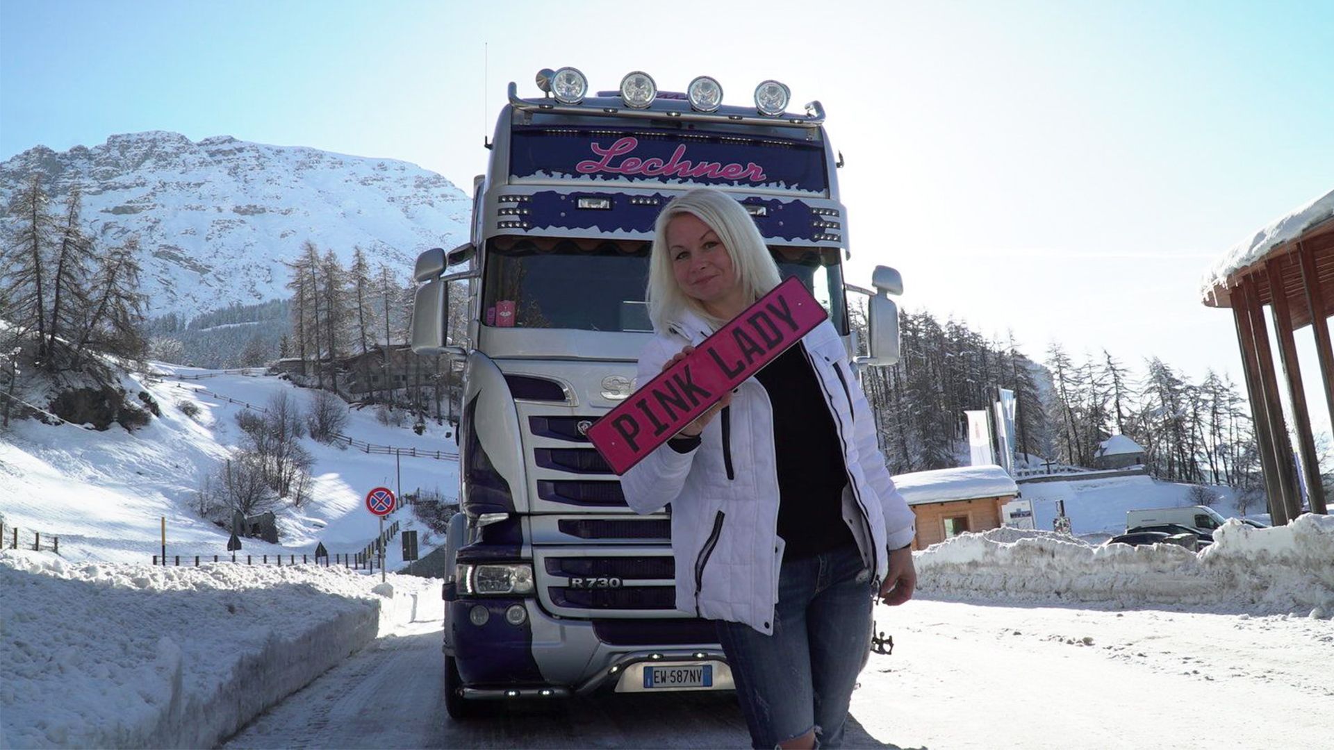 Die "Pink Lady" und "Trucker Babe" Lissy posiert vor ihrem Kühllaster.