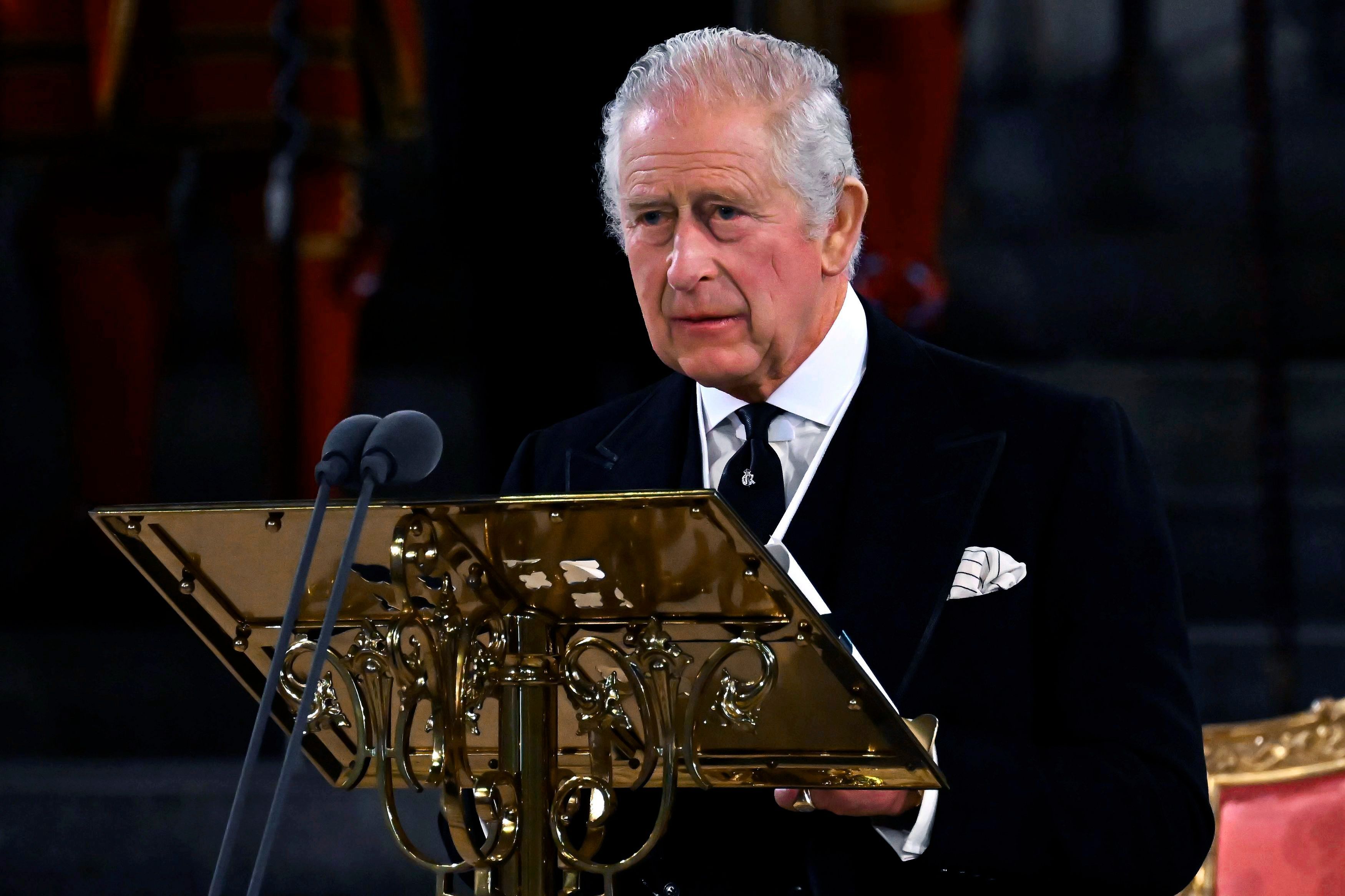King Charles III hält seine erste Rede als Königin in der Westminster Hall - und ehrt in einer emotionalen Ansprache das Leben seiner Mutter.