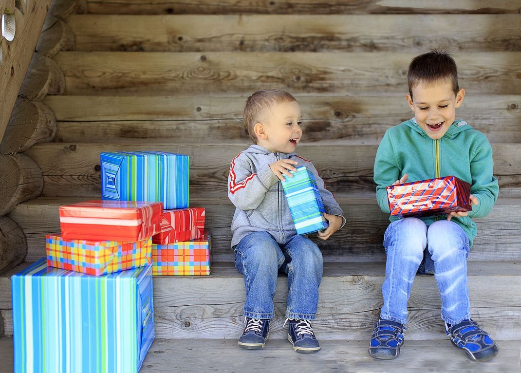 Ihnen fehlen die Ideen für den kleinen Bruder? Über Kleinigkeiten zum Spielen freuen sich Jungs sehr.