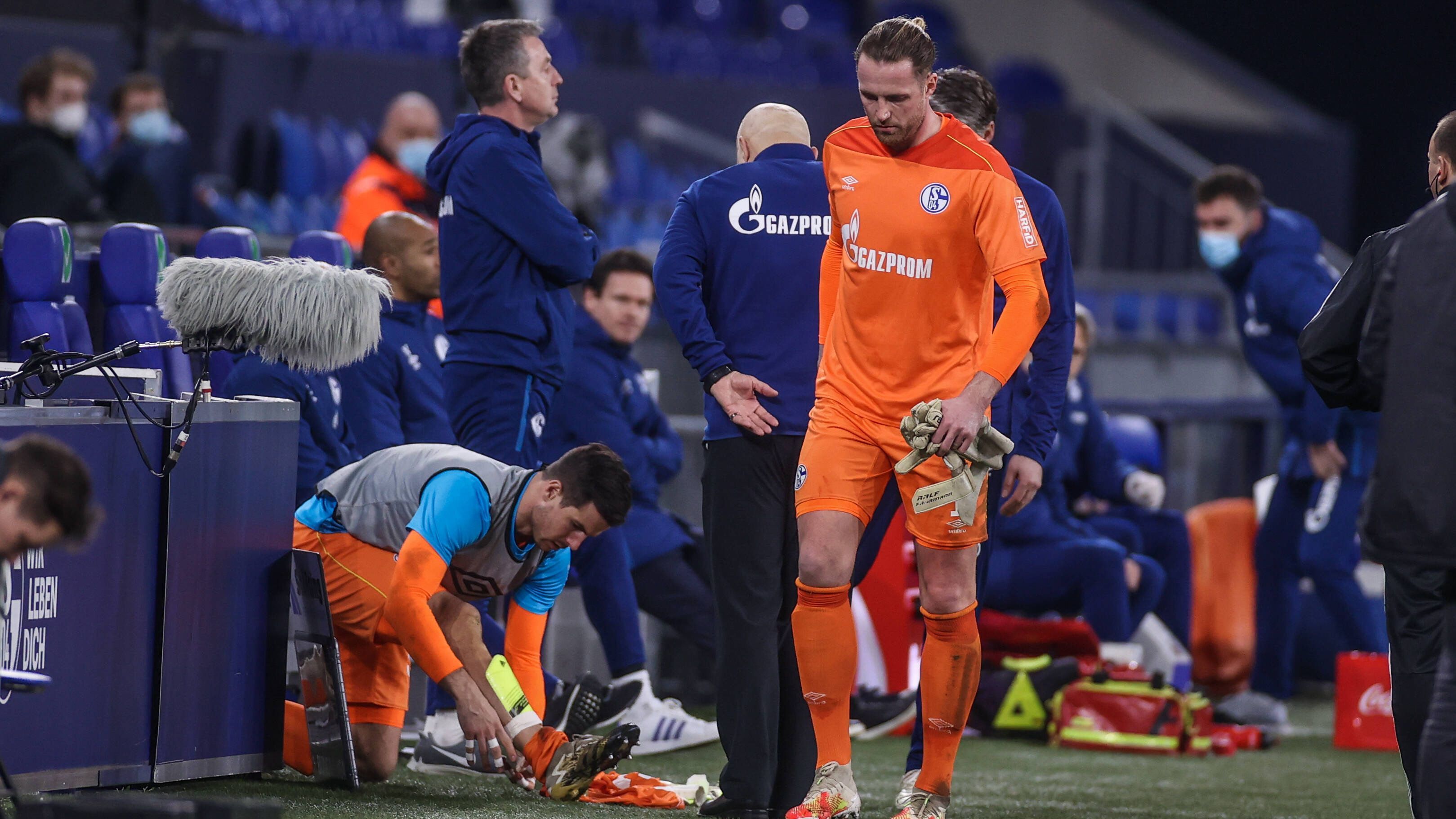 
                <strong>Ralf Fährmann</strong><br>
                Der Schlussmann der Schalker wird früh geprüft, wirkt sonst aber souverän. Nach einem Zusammenstoß mit Haaland muss der Routinier nach einer knappen halben Stunde vom Feld. ran-Note: 3
              