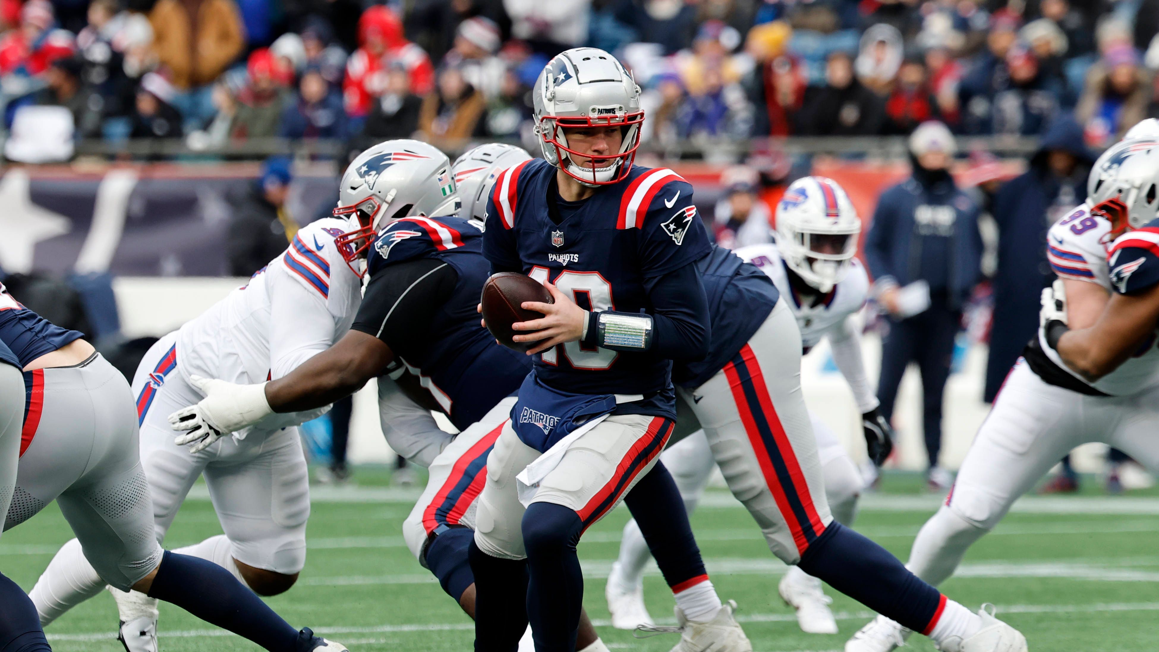 <strong>Platz 26: New England Patriots<br></strong>In seiner Rookie-Saison zeigte Quarterback Drake Maye in teilweise biederen Umständen sehr gute Ansätze. Die wacklige Offensive Line wurde verstärkt. Stefon Diggs und Mack Hollins sorgen für Erfahrung auf der Receiver-Position. Können sie im Verbund mit Head Coach Mike Vrabel und seinem Offensive Coordinator Josh McDaniels mehr Konstanz etablieren?