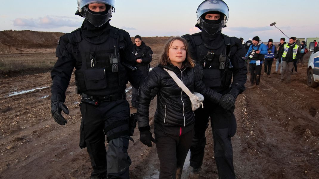 Zwei Polizisten führen Klimaaktivistin Greta Thunberg im Januar 2023 bei Garzweiler-Protesten ab.