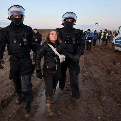 Zwei Polizisten führen Klimaaktivistin Greta Thunberg im Januar 2023 bei Garzweiler-Protesten ab.