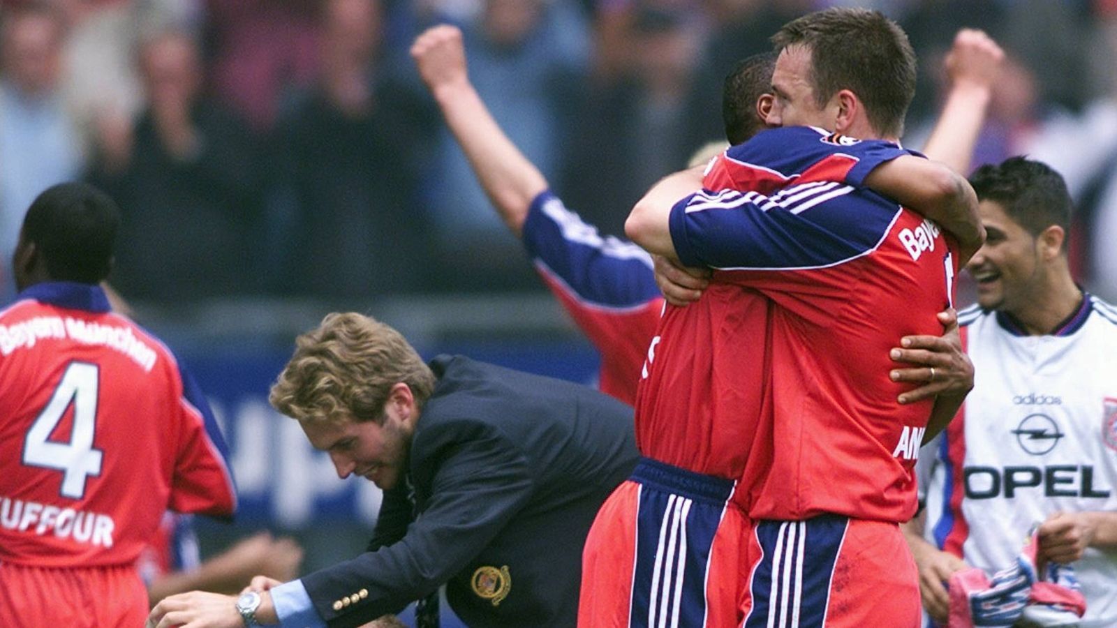 
                <strong>FC Bayern München (Saison 2000/01)</strong><br>
                Ein Jahr später, noch mehr Dramatik, aber dasselbe Ende! Am 34. Spieltag der Saison 2000/01 war es Patrik Andersson (re.), der die Münchner erst in der Nachspielzeit beim HSV zum 1:1-Ausgleich und damit zum Titel schoss. Ohne das Freistoßtor des Schweden hätte Schalke aufgrund des besseren Torverhältnisses nach einem 5:3-Sieg über Unterhaching den Meistertitel gefeiert bzw. feierte diesen sogar schon im Stadion, weil das S04-Spiel früher beendet war als jenes in Hamburg. So mussten tausende Schalker über die Videowall live miterleben, wie Andersson zum 1:1-Ausgleich für Bayern traf und damit der königsblaue Anhang brutal aus dem Feiern des vermeintlichen Titels gerissen wurde. Den Knappen blieb nur der Titel "Meister der Herzen", während die Münchner mit 63 Punkten einmal mehr eine Bundesliga-Saison auf Platz 1 beendeten, einen Zähler vor S04.
              