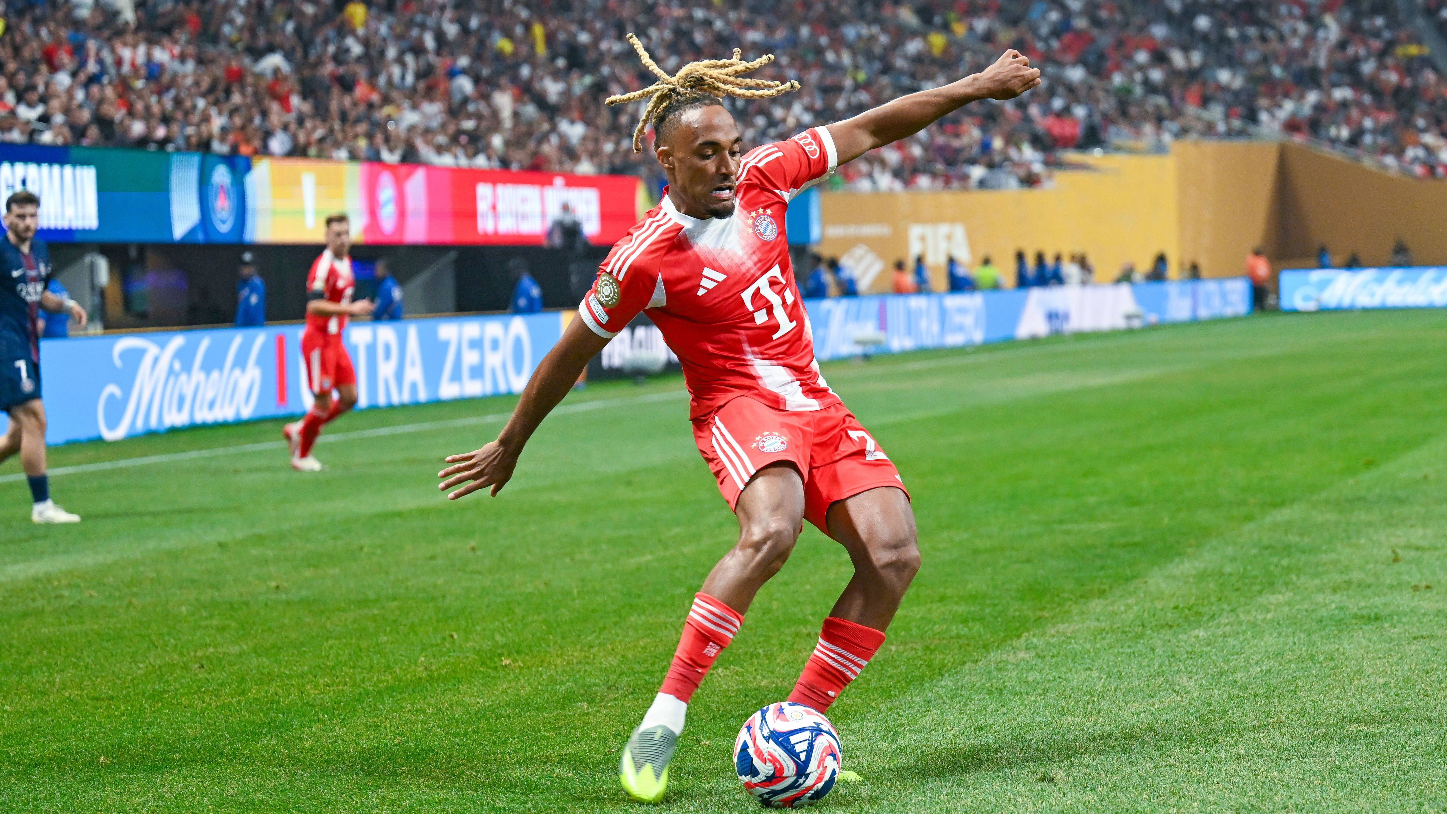 <em><strong>Sacha Boey (FC Bayern München)</strong><br>In der Personalie Sacha Boey scheint es beim FC Bayern wohl zu einem Umdenken gekommen zu sein. Laut dem "Kicker" denkt man nun doch über einen Verbleib des Rechtsverteidigers nach. Intern scheint es aber Uneinigkeiten zu geben. Demnach soll sich Vincent Kompany immer mehr mit dem Franzosen anfreunden. Max Eberl bezeichnete die Situation auf der Rechtsverteidiger-Position jedoch als Luxus. Zuletzt waren sowohl Galatasaray Istanbul als auch Olympique Marseille interessiert - mittlerweile ist die Lage aber ruhig.</em>