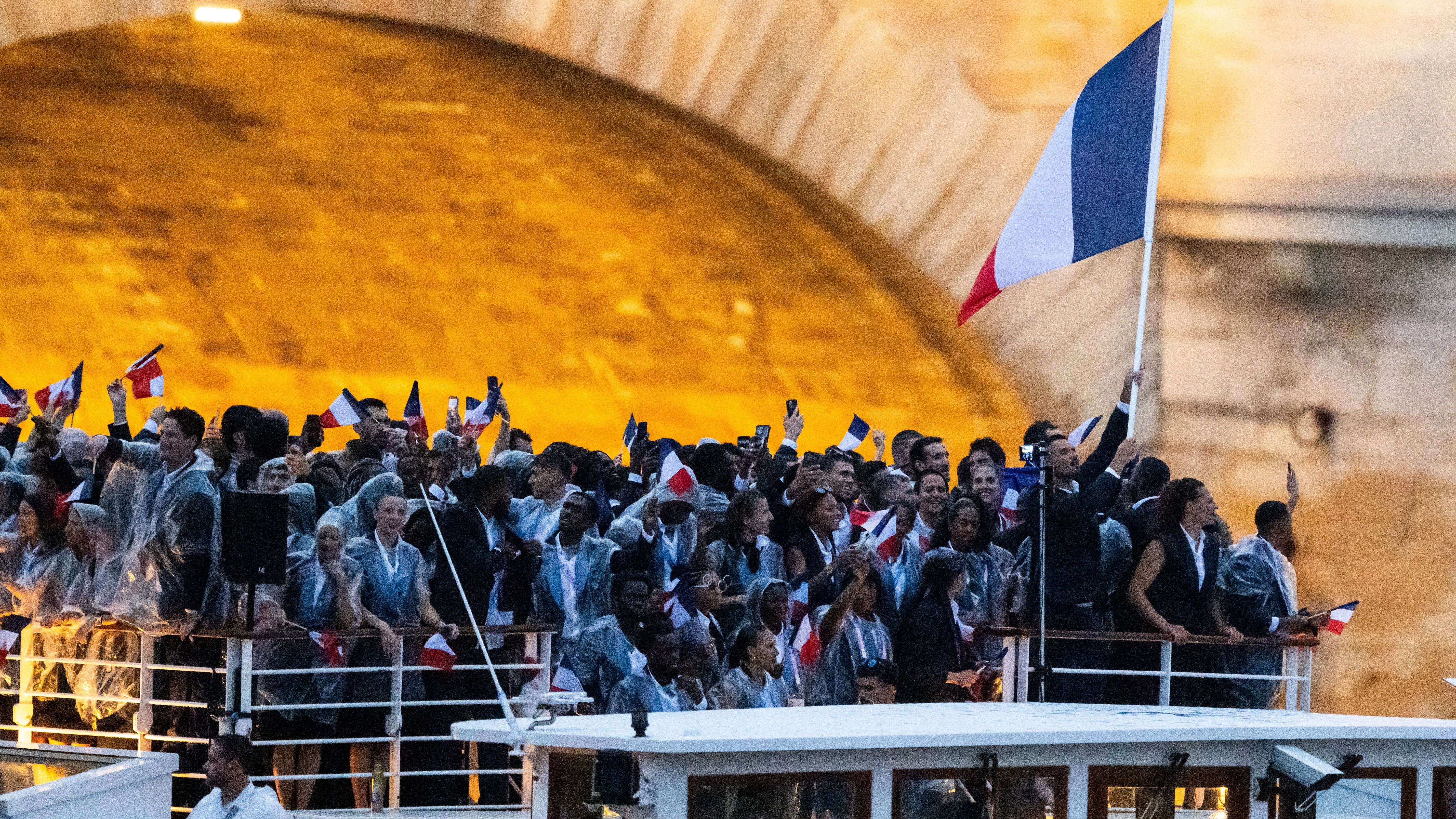 <strong>Olympia 2024: Die besten Bilder der Eröffnungsfeier in Paris</strong><br>Und zum Schluss kommt die Delegation des Gastgebers Frankreich.