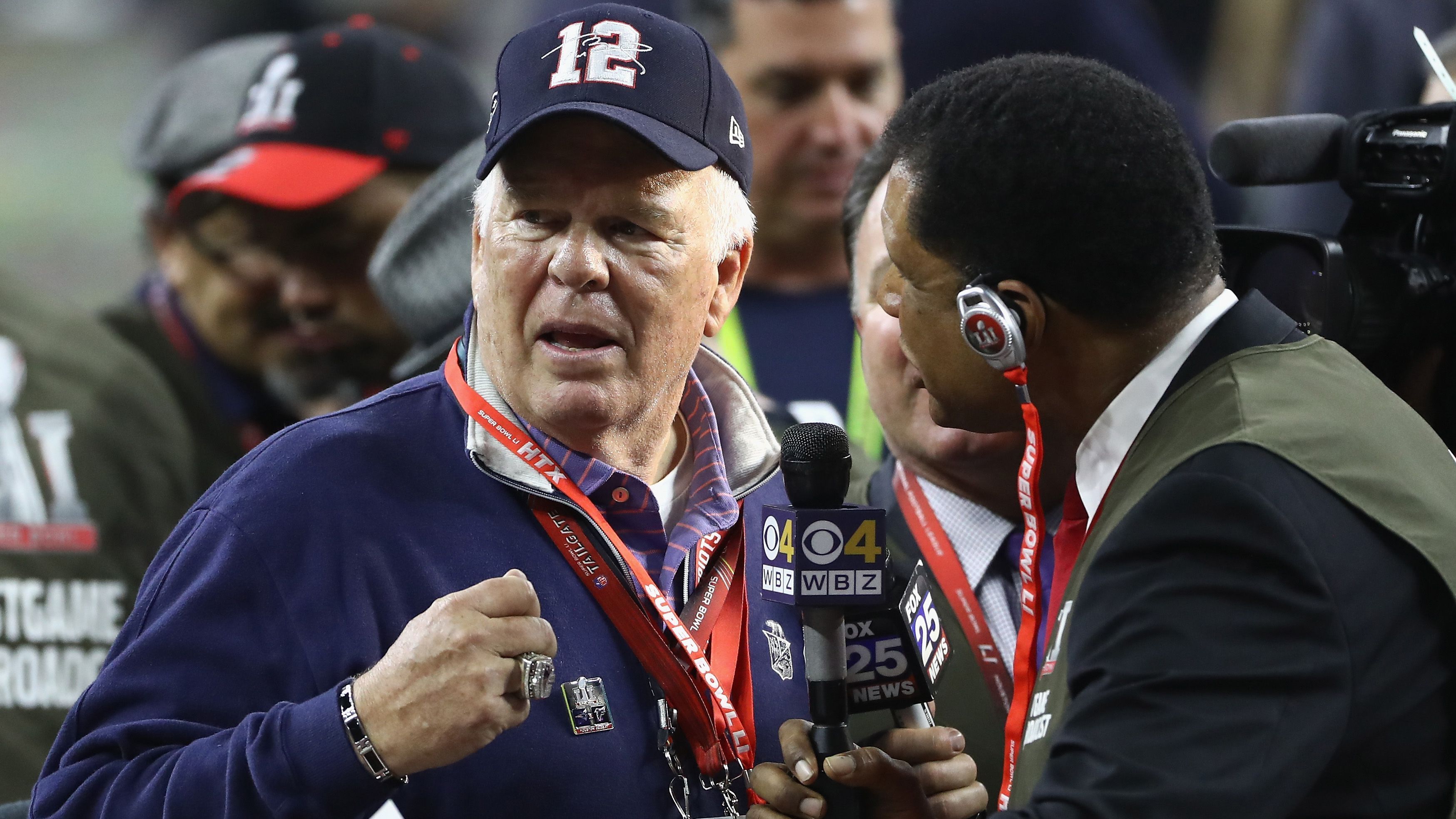 
                <strong>Mentor und Vorbild Tom Brady Sr.</strong><br>
                Er ist sein großes Vorbild. Zu seinem Vater Tom Brady Sr. hat der siebenmalige Super-Bowl-Champion immer aufgeschaut. Doch auch zu dieser Beziehung schwieg Brady lange in der Öffentlichkeit. Vor dem Super Bowl 51 wurde er in einer Medienrunde von einem Journalisten nach seinem "Held" gefragt. Nach kurzer Überlegung antwortete er mit brüchiger Stimme und Tränen in den Augen: "Ich glaube mein Vater ist mein Held, da ich einfach jeden Tag zu ihm aufschaue." 
              