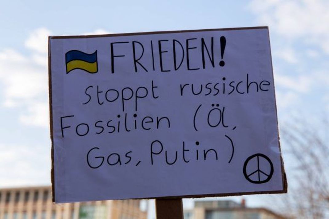 Embargos sollen vorrangig wirtschaftlichen und politischen Druck aufbauen. Deshalb werden nun im Ukraine-Krieg auch schwere Handelsbeschränkungen gegen Russland gefordert.