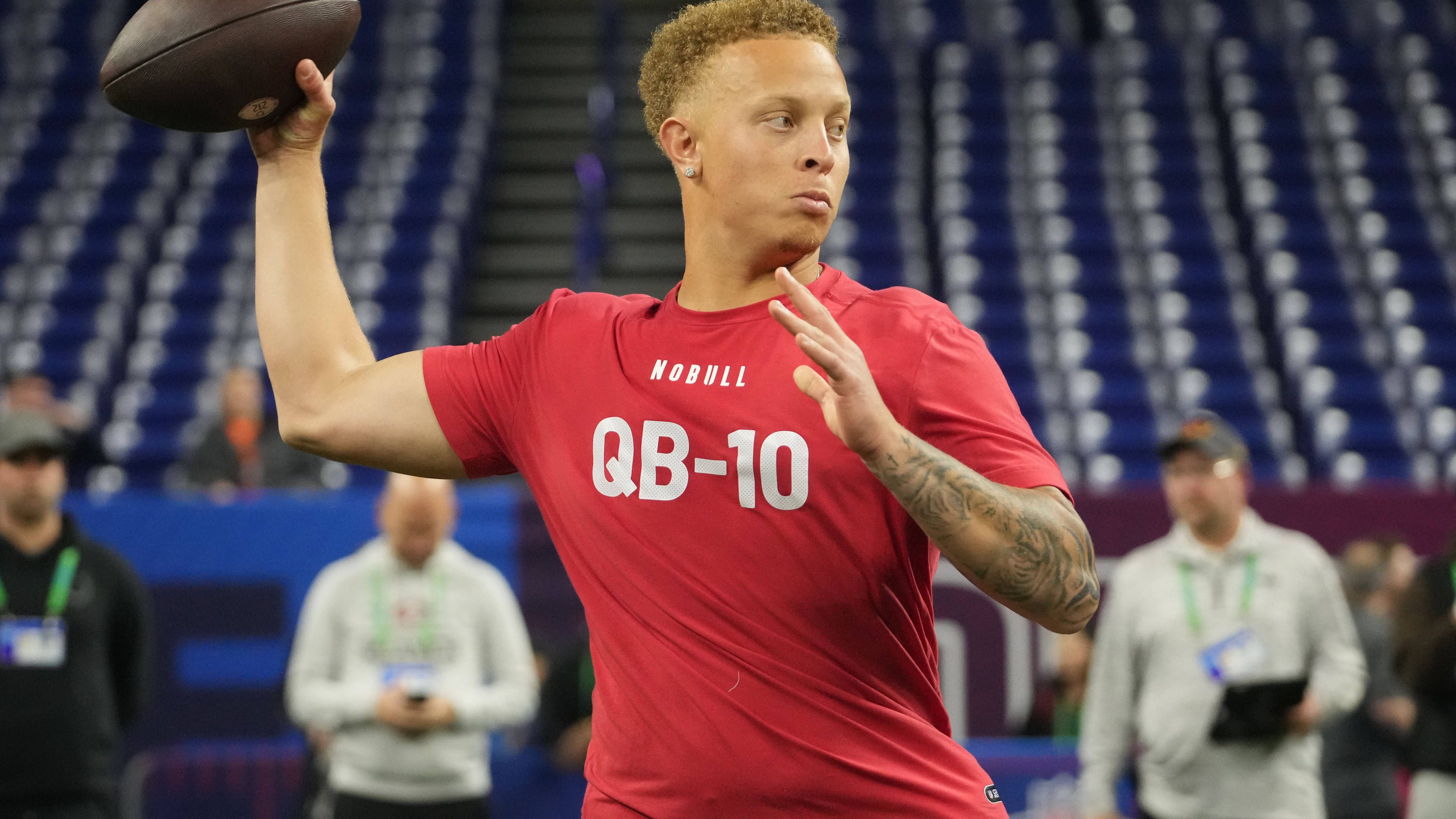 <strong>Verlierer: Quarterbacks</strong><br>Sechs Quarterbacks wurden in der ersten Runde innerhalb der ersten zwölf Picks ausgewählt, an Tag zwei blieb der Ansturm auf die Ballverteiler dann aber komplett aus. Spencer Rattler (Foto), Michael Pratt, Joe Milton III und Jordan Travis gehörten zu den Quarterbacks, die in den Runden 2 und 3 übergangen wurden. Schließlich wurde Rattler in Runde 5 von den New Orleans Saints ausgewählt.