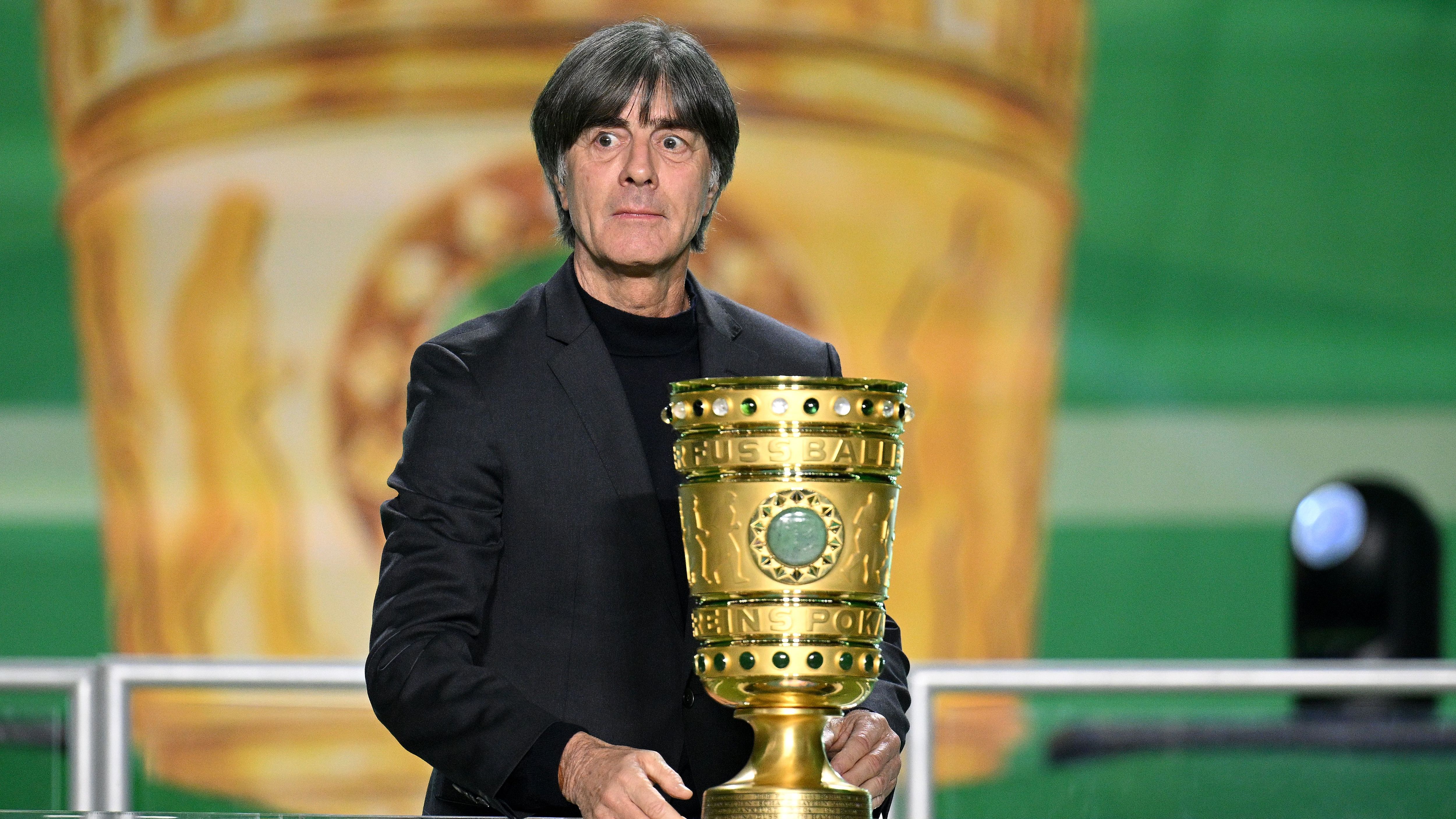 <strong>Joachim Löw</strong><br>Eher ein Außenseitertipp ist Joachim Löw. Der ehemalige Bundestrainer hat seit seinem Abschied vom DFB vor mehr als vier Jahren keinen Trainerjob mehr angenommen. In letzter Zeit aber sprach er wieder häufiger über Comeback-Gedanken. Allerdings deutete er dabei auch an, dass er lieber als Nationaltrainer denn als Vereinscoach arbeiten will.