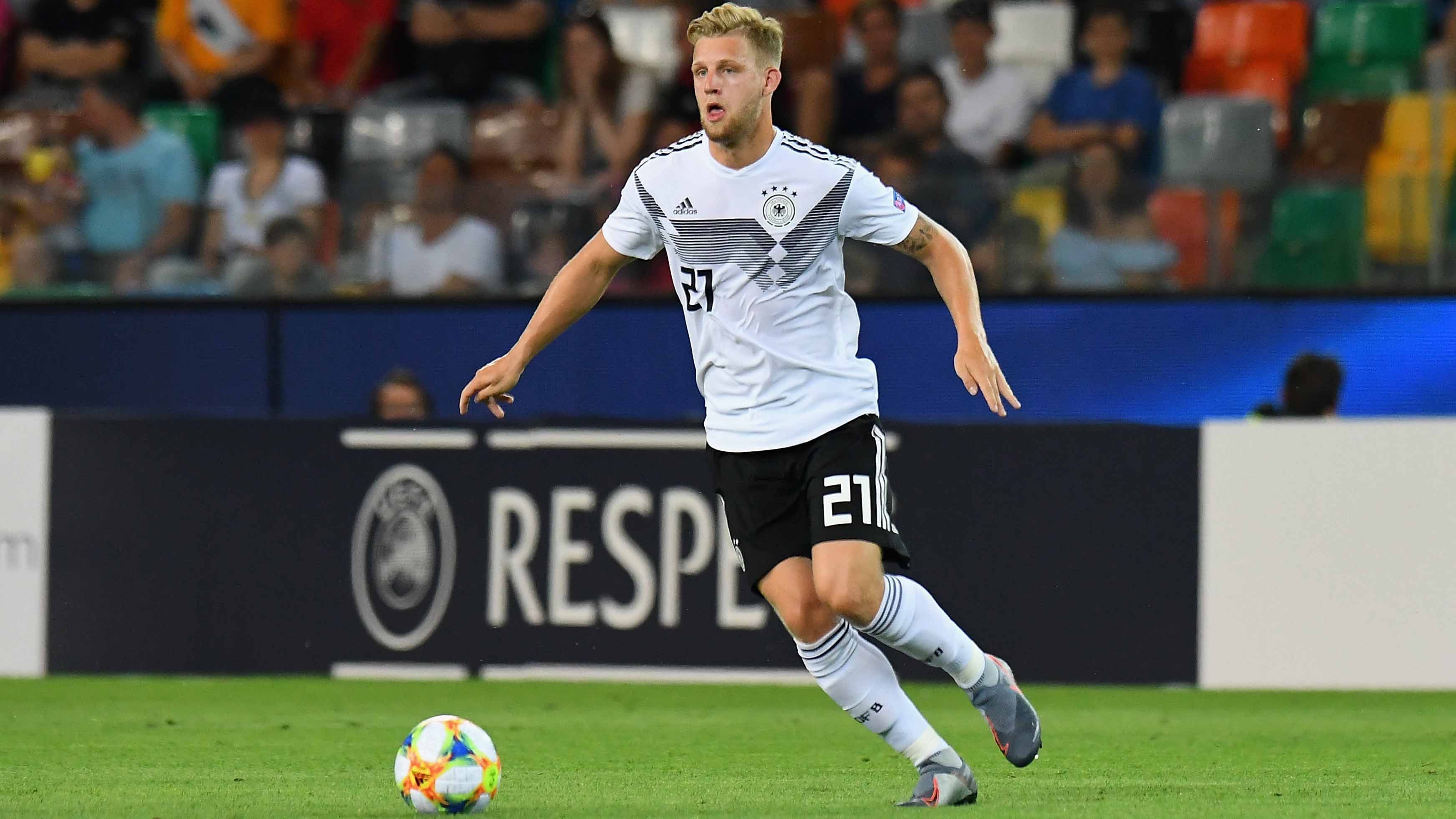 
                <strong>Arne Maier (Mittelfeld, Hertha BSC)</strong><br>
                Ein "alter" Bekannter in Reihen der U21 ist Arne Maier. Vor einem Jahr war der Hertha-Spieler bereits Teil der Mannschaft, welche Vize-Europameister wurde. Diese Erfahrung ist für U21-Trainer Stefan Kuntz entscheidend. "Arne ist für die U21 grundsätzlich ein Schlüsselspieler", sagt Kuntz gegenüber der Berliner Zeitung. Bei seinem aktuellen Arbeitgeber versucht Maier den nächsten Sprung zu schaffen und in der kommenden Bundesligasaison mehr Einsätze zu erhalten.
              