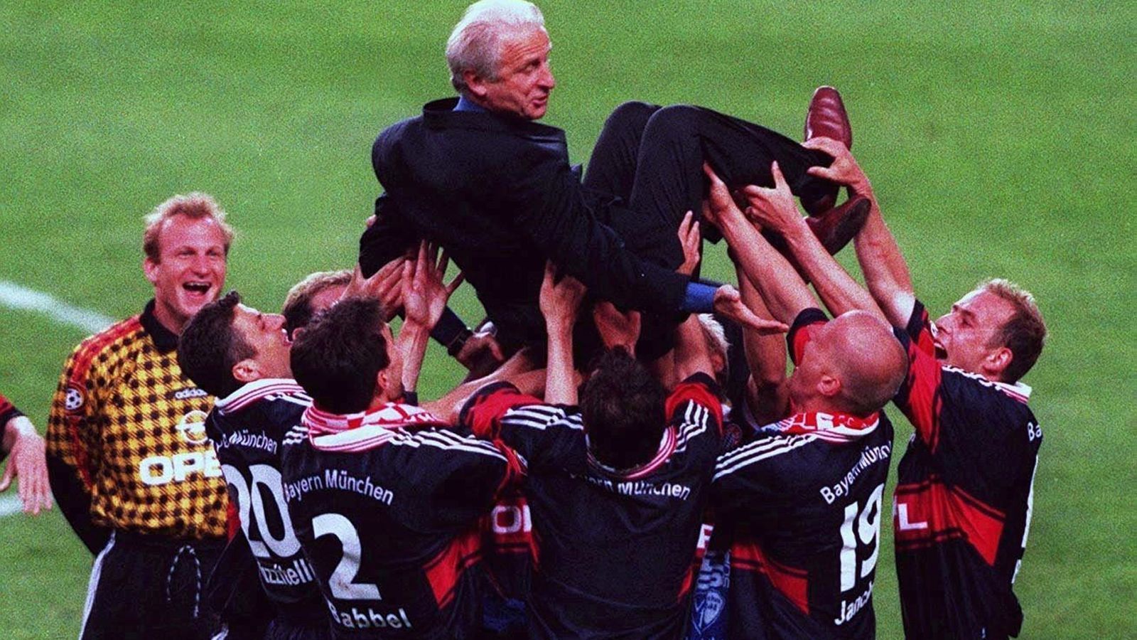 
                <strong>Giovanni Trapattoni (FC Bayern 1994-95, 1996-98)</strong><br>
                Auch beim FC Bayern stand Trapattoni zweimal unter Vertrag. Erstmals in der Saison 1994/95. Verständigungsprobleme mit den Spielern führten dazu, dass der Rekordmeister nur auf Rang sechs landete. Sportlich eher unspektakulär machte sich der Italiener mit seiner legendären "Flasch leer"-Pressekonferenz an der Säbener Straße trotzdem unsterblich. Zur Überraschung aller kehrte Trap 1996 nach München zurück. Diesmal sollte sein Boxenstopp zwei Jahre dauern. 1998 sagte Trapattoni München mit Meistertitel (1997) und DFB-Pokal (1998) im Gepäck endgültig "Arrivederci".
              