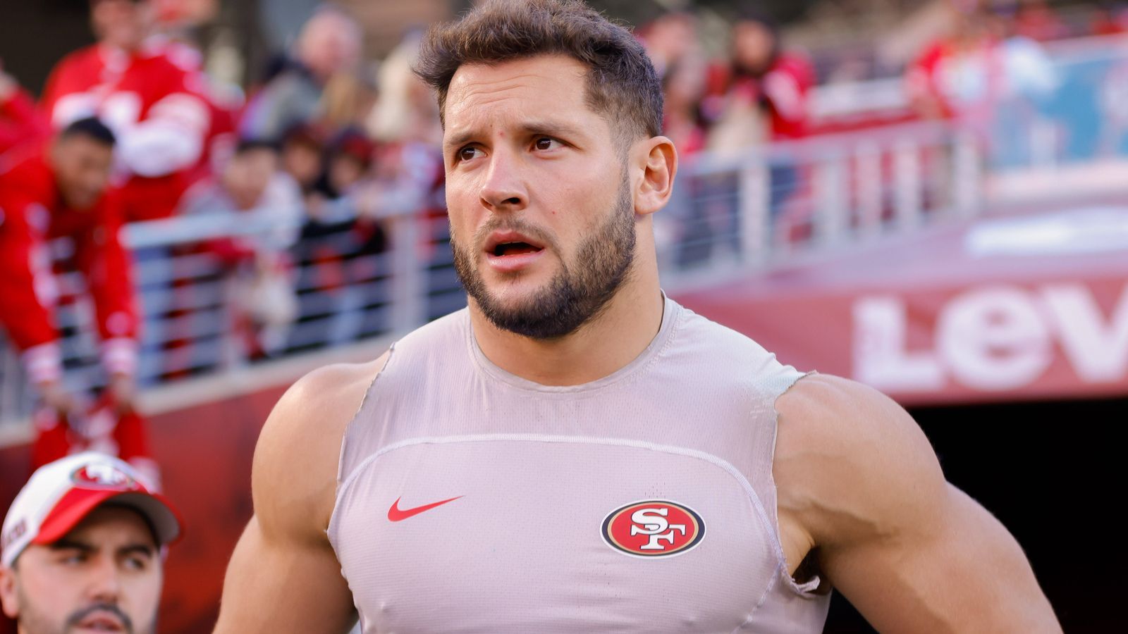 <strong>Platz 9: Nick Bosa</strong><br><strong>Team:</strong> San Francisco 49ers<br><strong>Position:</strong> Defensive End<br>Wir wissen bis heute nicht, wie man Bosa stoppen könnte. Man muss beten, dass er einen schlechten Tag hat oder angeschlagen ist. Der dynamische Pass Rusher bringt die Wucht einer Abrissbirne mit, aber ist mobil wie jemand mit 50 Kilogramm weniger. Eine Maschine.