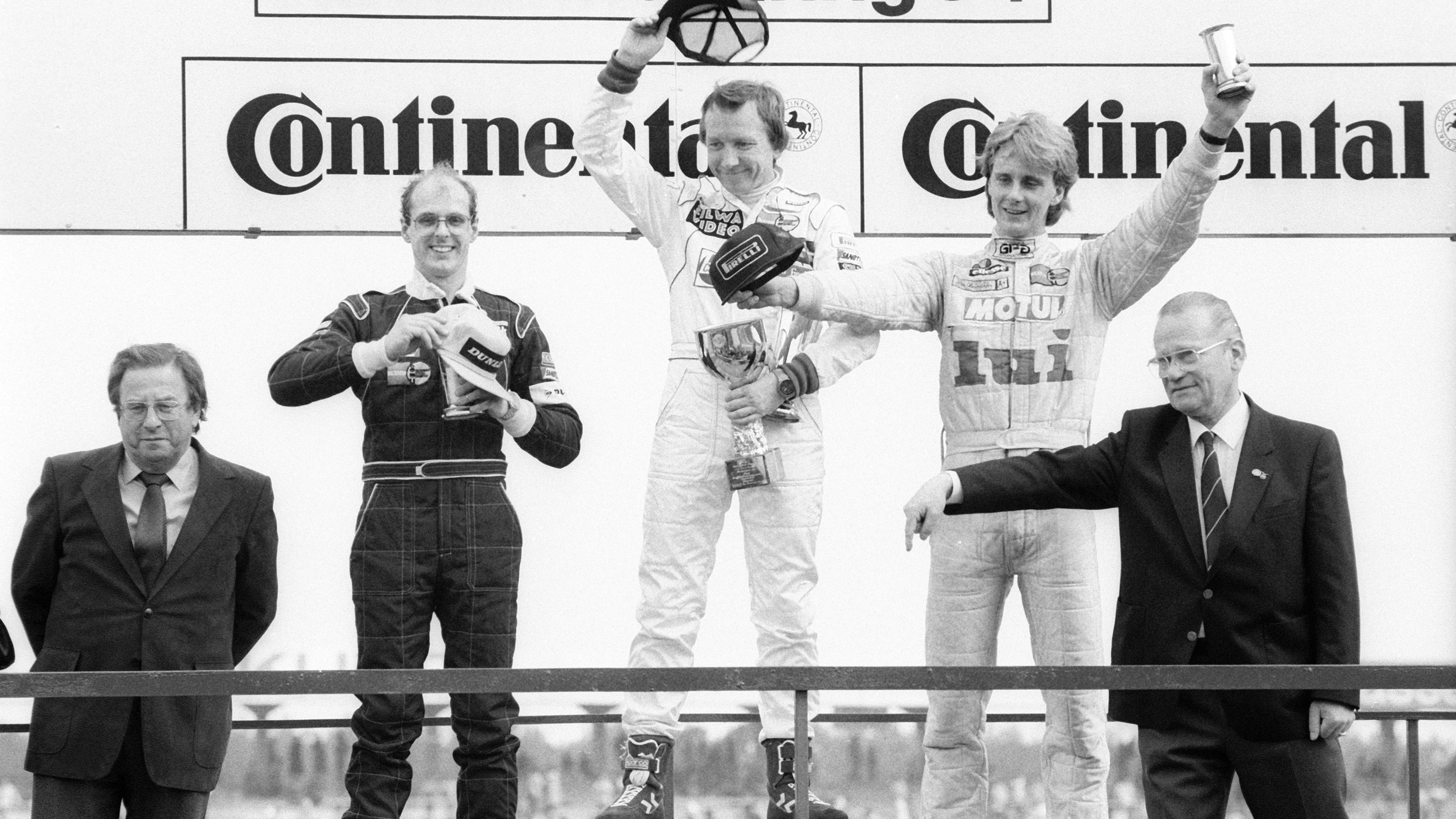 <strong>1984: Volker Strycek (zweiter von links)</strong><br>Der Deutsche gewann die DTM (damals Deutsche Produktionswagen-Meisterschaft) 1984 in seinem BMW 635 CSi