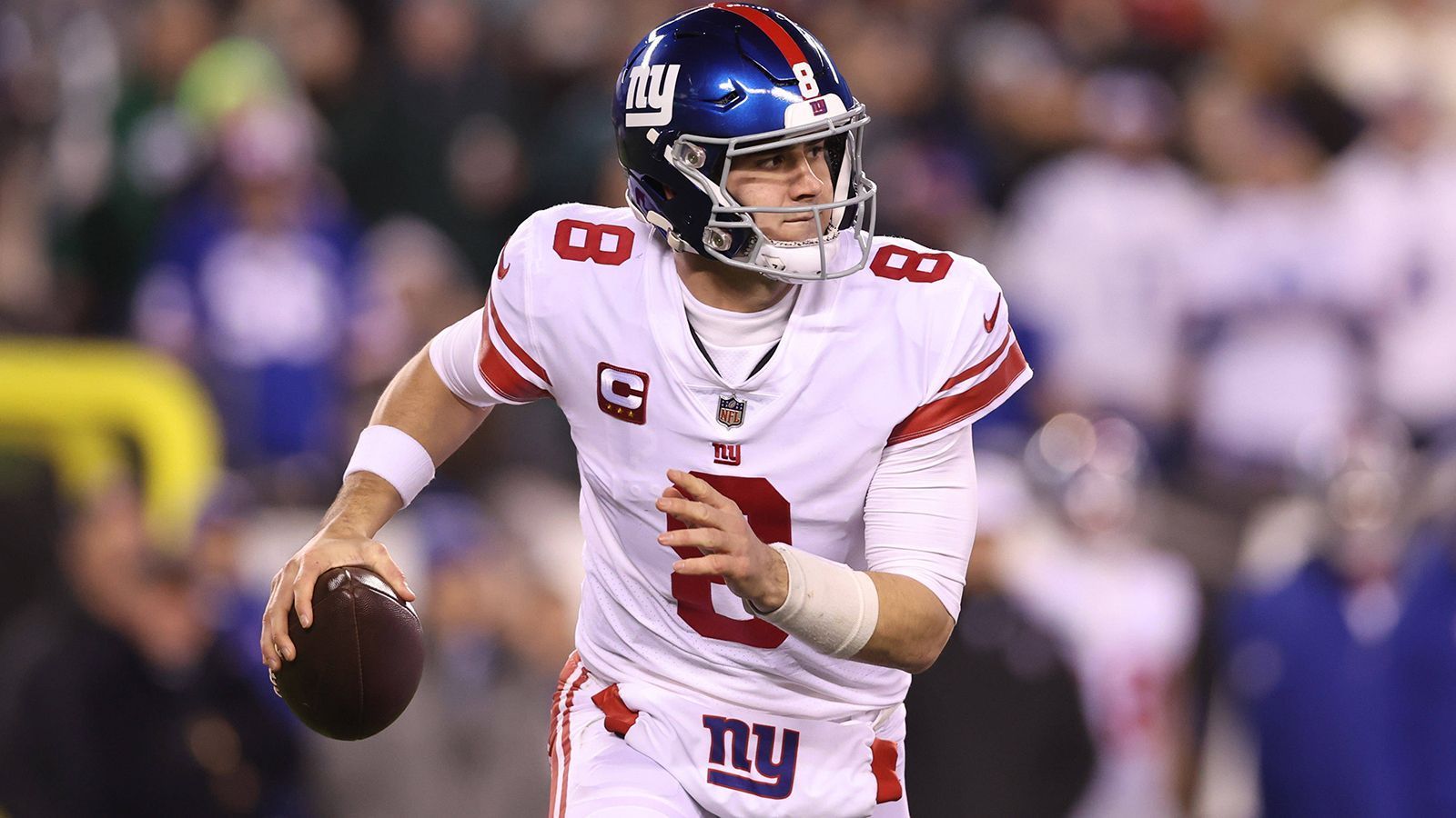 
                <strong>Daniel Jones (New York Giants)</strong><br>
                In seinem letzten Vertragsjahr führte Daniel Jones die New York Giants in die Playoffs und lieferte die beste Saison seines Lebens ab. Weil der 25-Jährige allerdings in den ersten drei Jahren seiner NFL-Karriere enttäuschte, entschieden sich die "G-Men" in der vergangenen Offseason dazu, die "Fifth-Year-Option" des Quarterbacks nicht zu ziehen. Deswegen wird Jones in der kommenden Offseason Free Agent. Ein Franchise Tag, das berichteten mehrere NFL-Reporter, wäre nicht die präferierte Option der Giants. Allerdings würde New York Jones gerne halten. Gespräche soll es jedoch noch nicht gegeben haben.
              