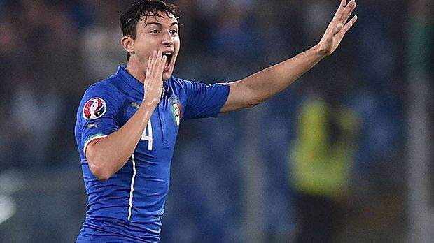 
                <strong>Rechter Außenverteidiger: Matteo Darmian (Italien)</strong><br>
                Rechter Außenverteidiger: Matteo Darmian (Italien). Der im Sommer für 18 Millionen Euro zu Manchester United gewechselte Außenbahnspieler steht in allen zehn Partien auf dem Feld, seit dem 3. Spieltag verpasst er keine Minute. Beim 3:1 in Aserbaidschan gelingt dem 25-Jährigen sein erster Länderspieltreffer.
              