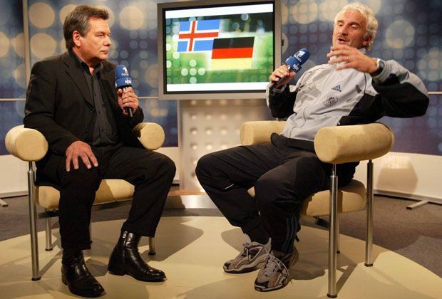 
                <strong>September 2003</strong><br>
                Rudi Völler hält nach dem 0:0 Deutschlands auf Island seine berühmte "Weißbier-Waldi"-Rede.
              