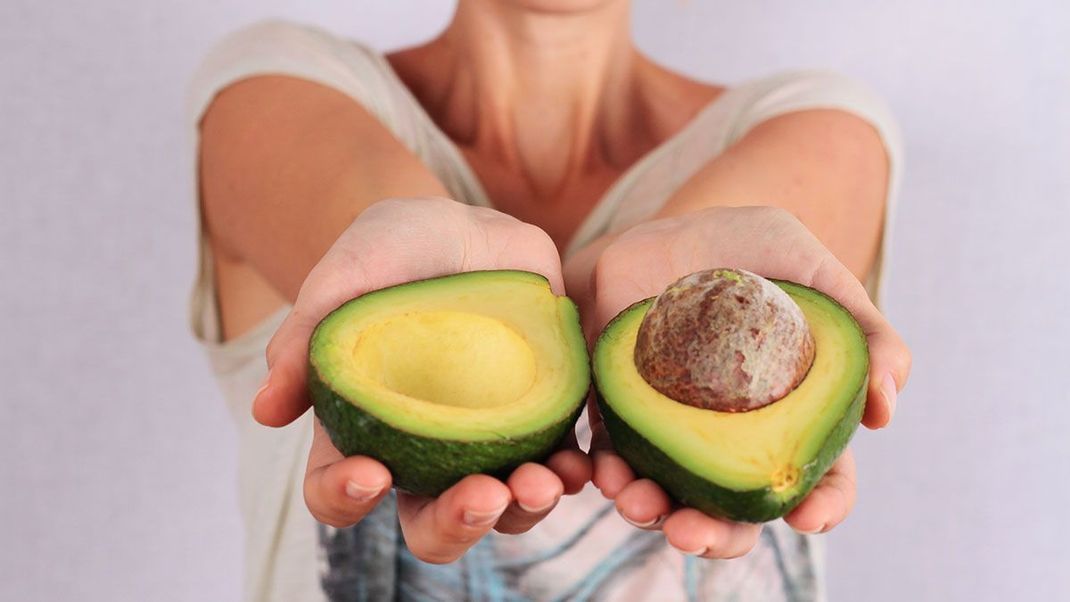 Rich in unsaturated fatty acids, vitamins and minerals – avocado is considered a true superfood.  However, transport to Germany is often not quite like that 