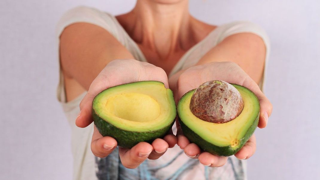 Reichhaltig an ungesättigten Fettsäuren, Vitaminen und Mineralstoffen - die Avocado gilt als wahre Superfood-Frucht. Allerdings ist oftmals der Transport nach Deutschland nicht ganz so "grün" wie die Frucht.