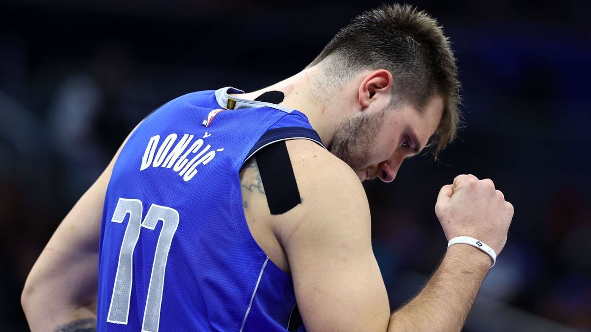 NBA, Basketball Herren, USA Dallas Mavericks at Orlando Magic Nov 9, 2022; Orlando, Florida, USA; Dallas Mavericks guard Luka Doncic (77) pumps his fist against the Orlando Magic during the second ...