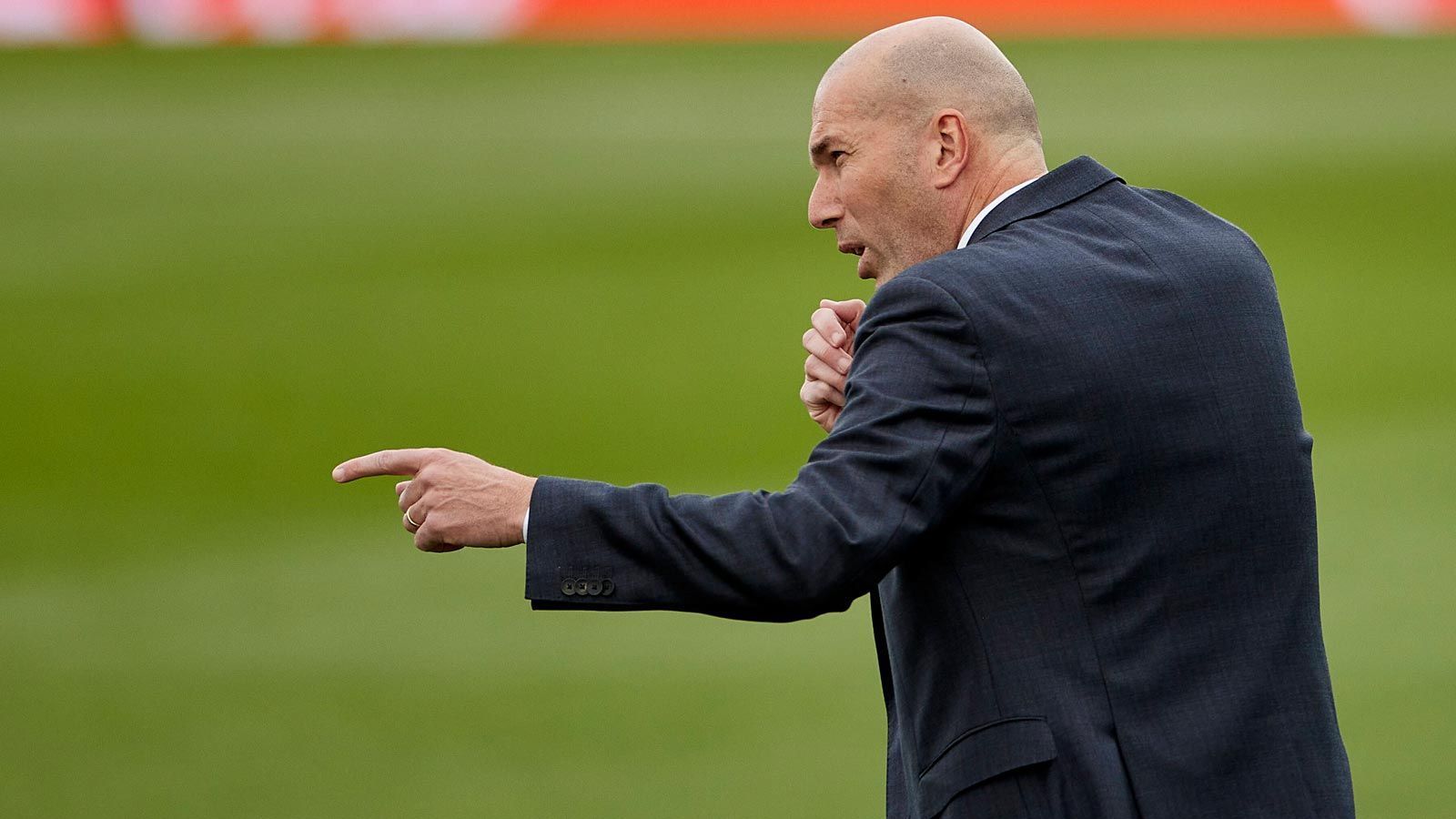 
                <strong>Zinedine Zidane (ohne Verein)</strong><br>
                Der Name Zinedine Zidane geisterte schon in der Vergangenheit immer wieder durch Manchester. Jedes Mal, wenn Ole Gunnar Solskjaer vor dem Aus stand, wurde der Franzose als möglicher Nachfolger gehandelt. Im Sommer 2021 endete seine zweite Amtszeit bei Real Madrid. Mit den "Königlichen" gewann der 49-Jährige drei Mal die Champions League. Es scheint aber auch möglich, dass es Zidane in die Heimat zieht, denn ...
              