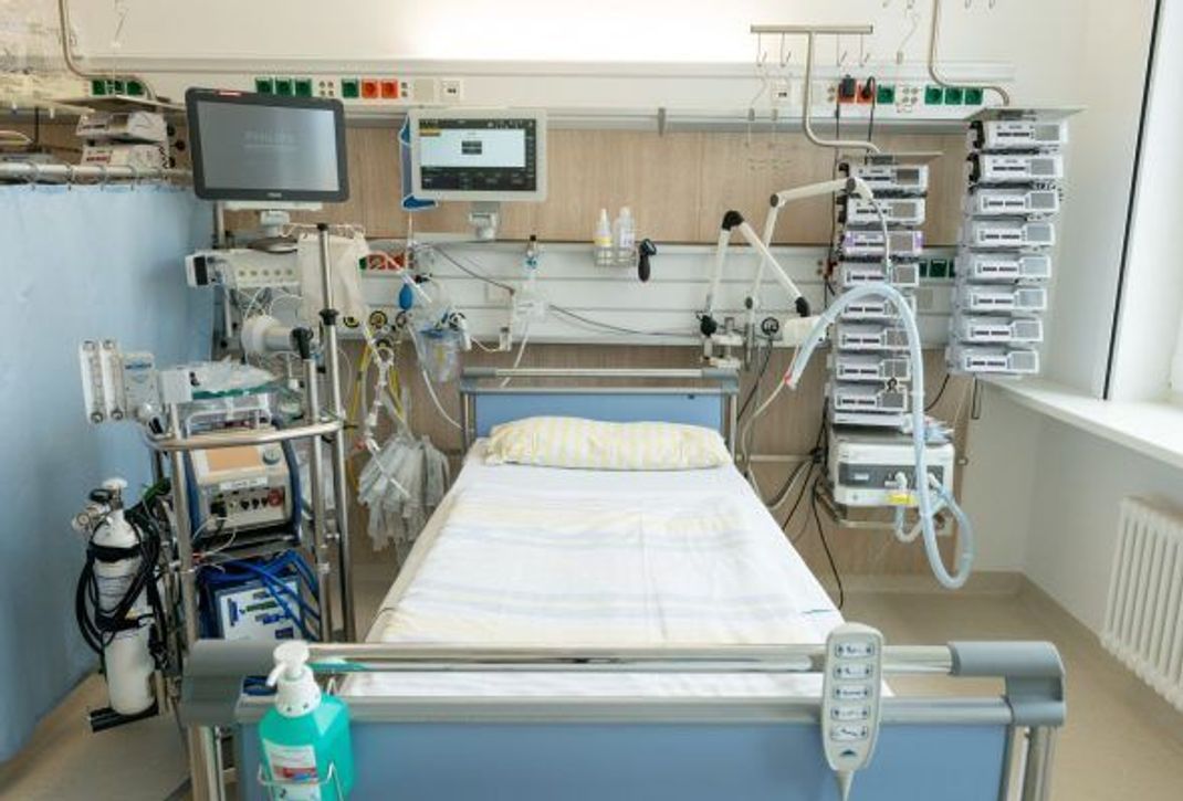 Ein Intensivbett auf einer Intensivstation der Uniklinik Dresden.