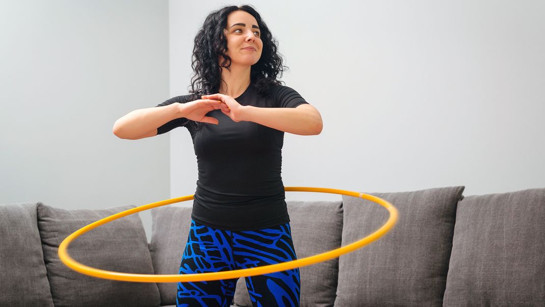 Wenn du eine schmale Taille möchtest, dann solltest du öfter zu deinem Hula Hoop Reifen greifen. Wir zeigen einfache Übungen. 